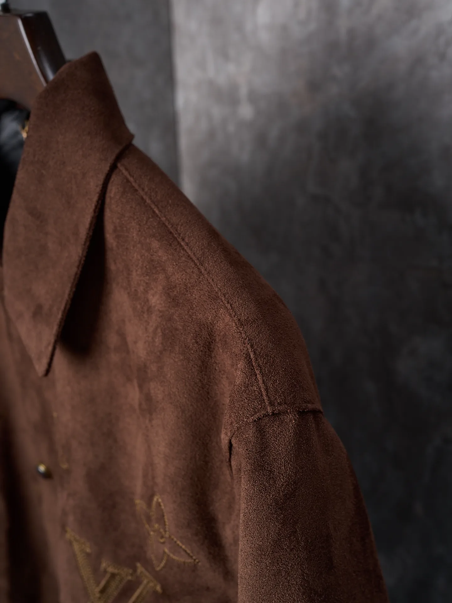 💰255【实物挂拍】LV/路易威登 大花刺绣麂皮绒面按扣翻领外套 【现货】S M L XL 原版36500购入,采用法国绒定制面料,深咖色绒面布料在不同的灯光下,会呈现不同色系效果。内里定制黑色真丝里布。整件,具有非常个性的特点,进口机对位绣花,门襟处左右对位细节媲美原版。定制的五金纽扣,配件手感色泽细腻光滑,低调奢华的设计。两侧双开袋小。男女同款。