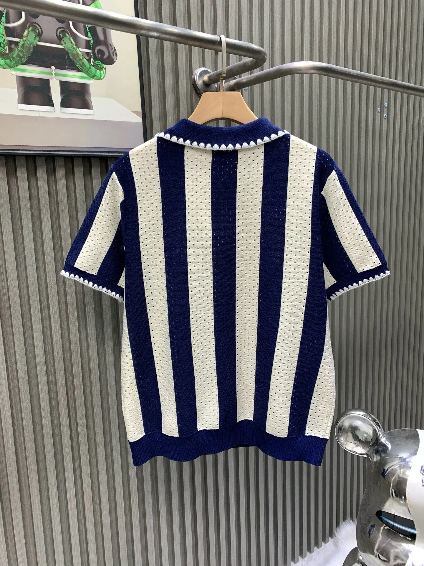 💰105🀄️ LOEWE罗意威 菱形提花设计甄选超细优质纱线 含山羊桑蚕丝翻领针织短袖男士典藏款 「耗时王」圆领奢雅工艺 触肤即高阶 匠心底蕴 菱形镂空提花 耗时数月雕琢的立体菱形提花 经纬间织就建筑美学肌理 光影穿透时显隐交错 举手投足尽展低调奢华 奢材天成山羊绒桑蚕丝 甄选超细优质纱线 融合内蒙古白绒山羊绒的软糯亲肤与桑蚕丝的柔滑垂坠 轻若无物却奢感天成 贴身穿着如云端轻抚 经典型格翻领短袖设计 简约翻领勾勒利落线条 短袖剪裁适配多场景——商务会晤时叠搭西装显儒雅 休闲时光单穿流露绅士品味 典藏款型永不褪色 细节至臻品质见证 精密车工确保接缝平整 骨位加固耐穿不变形 领口螺纹经水洗测试 久穿仍挺括如新 每一处细节皆为「耗时」证言