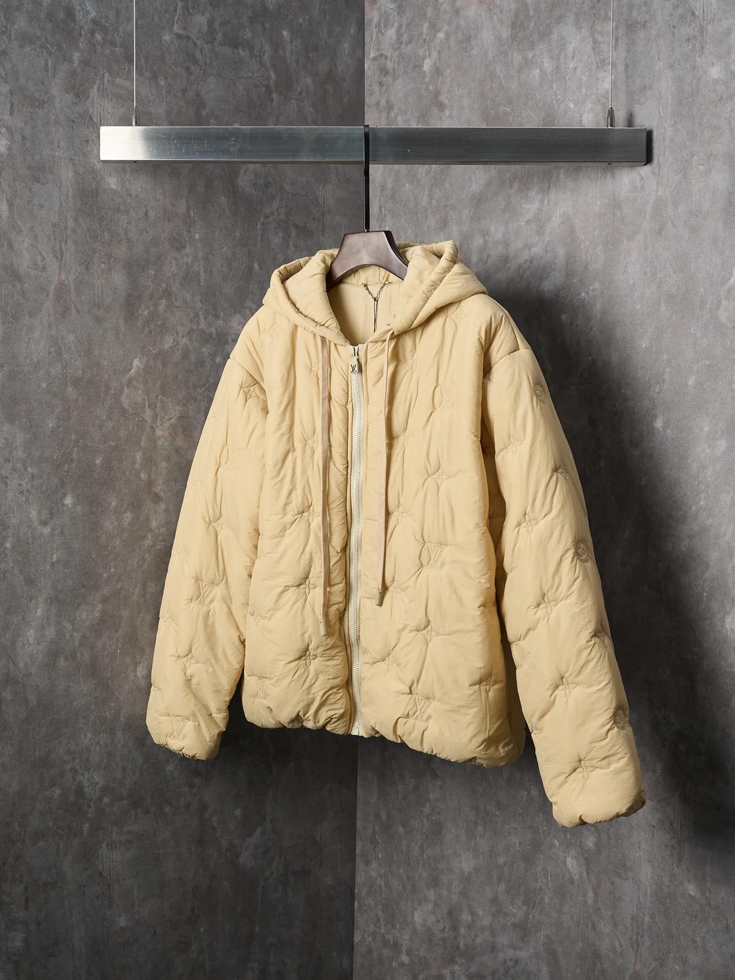 💰300【实物挂拍】LV/路易威登 老花刺绣棉服拉链连帽外套 【现货】46 48 50 52 原27,500购入,纯锦纶梭织面料,聚酯纤维夹棉填充,里布做了贴膜效果,全件对位绗花工艺,进口行棉机定位,增加整体起伏层次质感,将填充物固定,不易跑棉。前后幅全件对花缝纫,绣花间距一致,左右对称,做工非常复杂。门襟、双口袋树脂拉链开模定做,定喷刻字烤漆半喷露白拉链头,抽绳式风帽设计,子弹头吊钟点缀。上身轻便舒适,穿在身上有羽绒服的包裹感保暖防风又潮流。