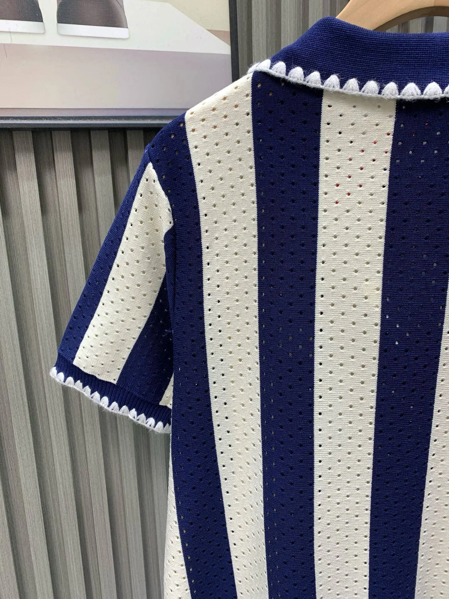 💰105🀄️ LOEWE罗意威 菱形提花设计甄选超细优质纱线 含山羊桑蚕丝翻领针织短袖男士典藏款 「耗时王」圆领奢雅工艺 触肤即高阶 匠心底蕴 菱形镂空提花 耗时数月雕琢的立体菱形提花 经纬间织就建筑美学肌理 光影穿透时显隐交错 举手投足尽展低调奢华 奢材天成山羊绒桑蚕丝 甄选超细优质纱线 融合内蒙古白绒山羊绒的软糯亲肤与桑蚕丝的柔滑垂坠 轻若无物却奢感天成 贴身穿着如云端轻抚 经典型格翻领短袖设计 简约翻领勾勒利落线条 短袖剪裁适配多场景——商务会晤时叠搭西装显儒雅 休闲时光单穿流露绅士品味 典藏款型永不褪色 细节至臻品质见证 精密车工确保接缝平整 骨位加固耐穿不变形 领口螺纹经水洗测试 久穿仍挺括如新 每一处细节皆为「耗时」证言