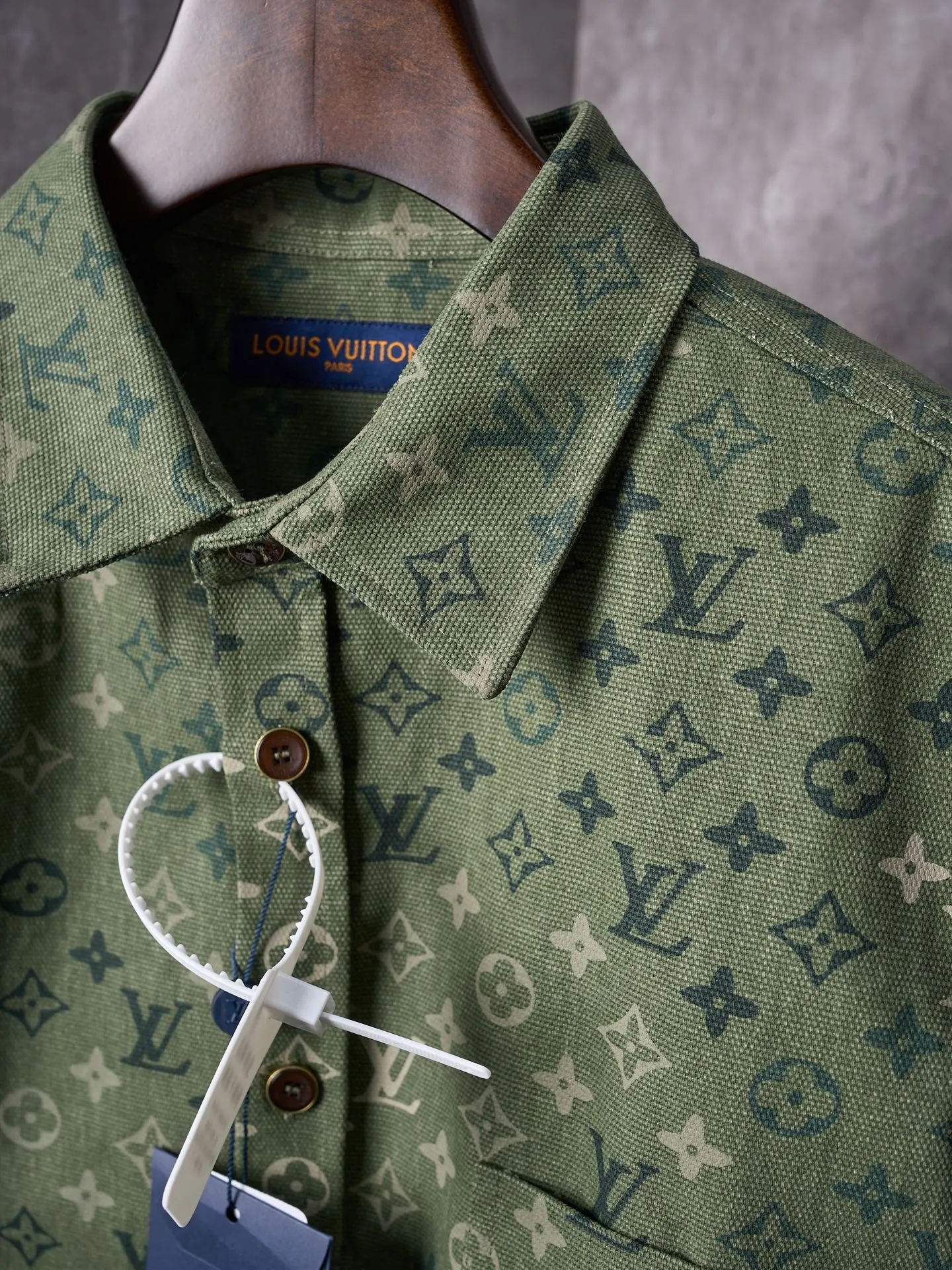 💰280【实物挂拍】LV/路易威登 翻领满印工装夹克式衬衫 【现货】S M L XL 正品16000购入，定染50支平纹双股珠地帆棉布，定位裁床，数码直喷，定制1：1纽扣，定制1：1皮标，定制1：1商标，宽松版型