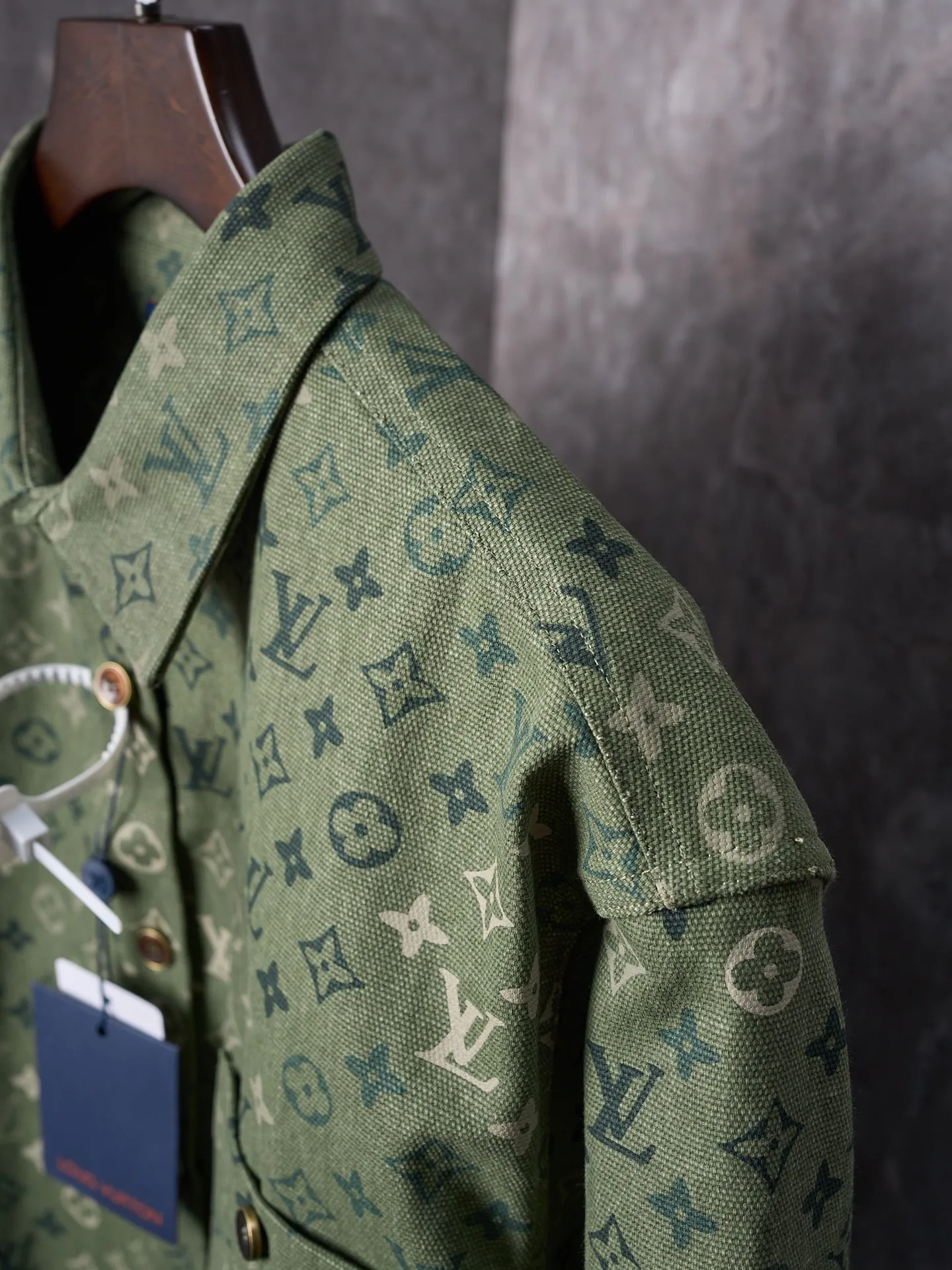 💰280【实物挂拍】LV/路易威登 翻领满印工装夹克式衬衫 【现货】S M L XL 正品16000购入，定染50支平纹双股珠地帆棉布，定位裁床，数码直喷，定制1：1纽扣，定制1：1皮标，定制1：1商标，宽松版型