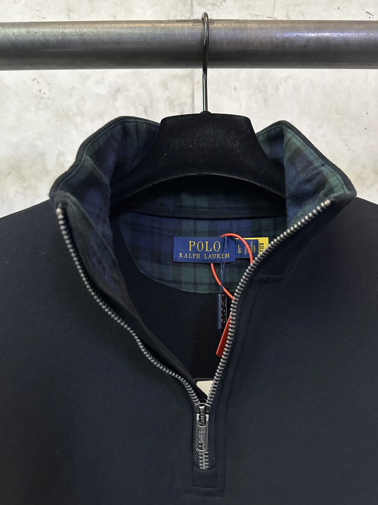 💰200 Ralph Lauren 金色刺绣半高领卫衣 面料:采用定制雅韵精棉绒感料 柔软丝滑 舒适贴肤 以纯粹到极致的黑调为底色 格纹斜纹镶边于领口处 承载着英伦风的优雅与复古 定制五金 螺纹 辅料 对版对位 男女同款 -Color: 黑色 -Size: S M L XL