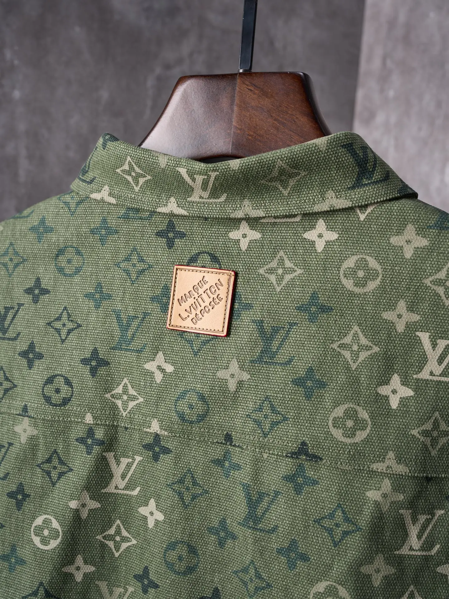 💰280【实物挂拍】LV/路易威登 翻领满印工装夹克式衬衫 【现货】S M L XL 正品16000购入，定染50支平纹双股珠地帆棉布，定位裁床，数码直喷，定制1：1纽扣，定制1：1皮标，定制1：1商标，宽松版型