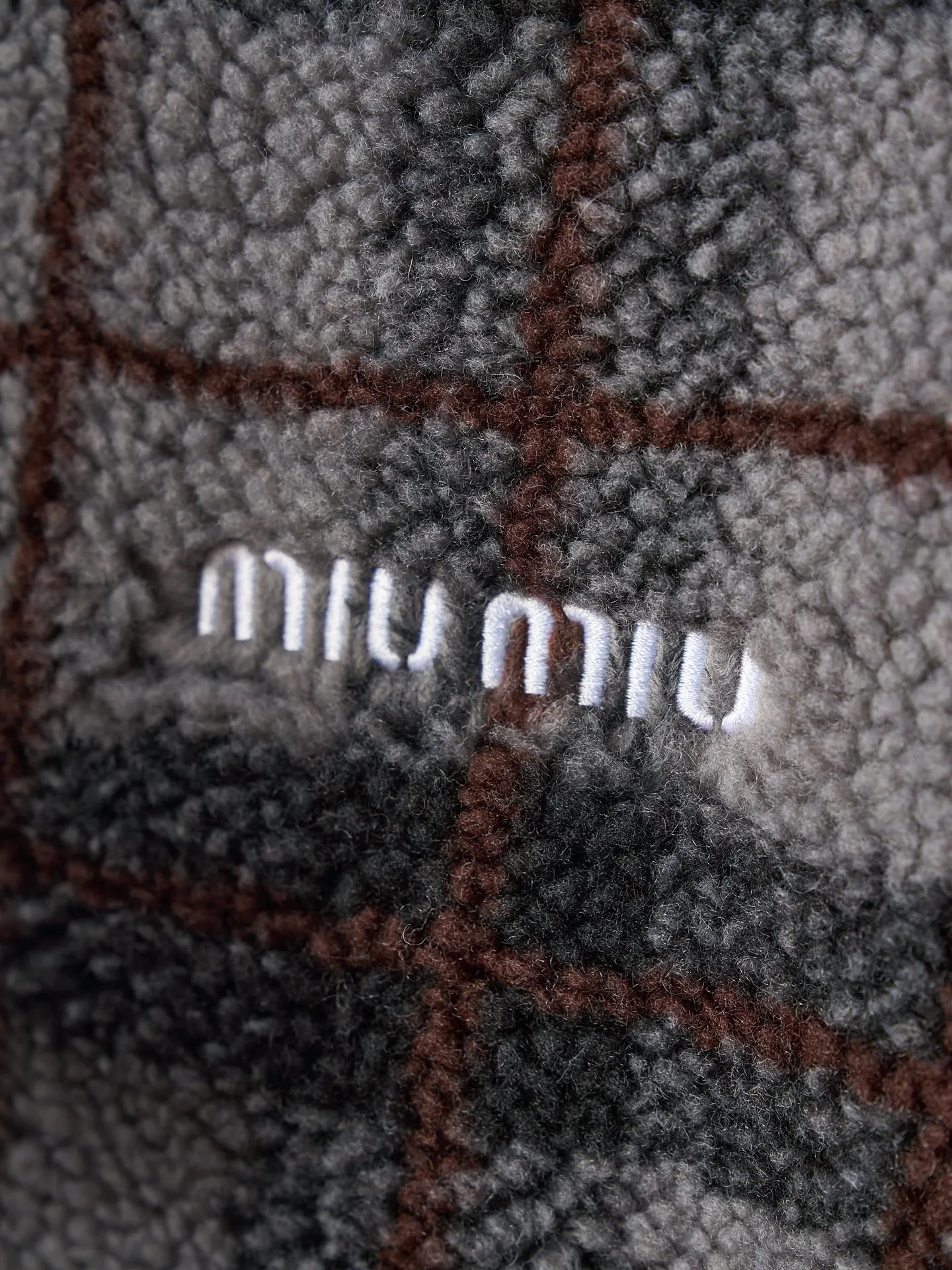 💰260【实物挂拍】MiuMiu/缪缪 羊羔绒格子刺绣拉链外套 【颜色】绿色 灰色 【现货】S M L XL 经典夹克在这款中被重新诠释,加入羊毛以增加厚度和柔软度。经典格纹图案汲取男装风格灵感,重新诠释运动女性气质的风格密码。 Oversize版型. 无衬里长袖立领.正面拉链开合 侧袋.双头钩针底边.刺绣徽标 采用80%羊毛,20%棉。该款面料原版定织定染,100%还原。内衬口袋布采用100%尼龙料, 后领位置搭配100%羊毛泰迪绒。 拉链采用尼龙与胶牙材料结合,拉牙采用欧款胶牙。下摆搭配原版刻字弹力扣。 刺绣采用3D立体刺绣工艺,刺绣logo饱满立体。呈现出高端视觉效果。