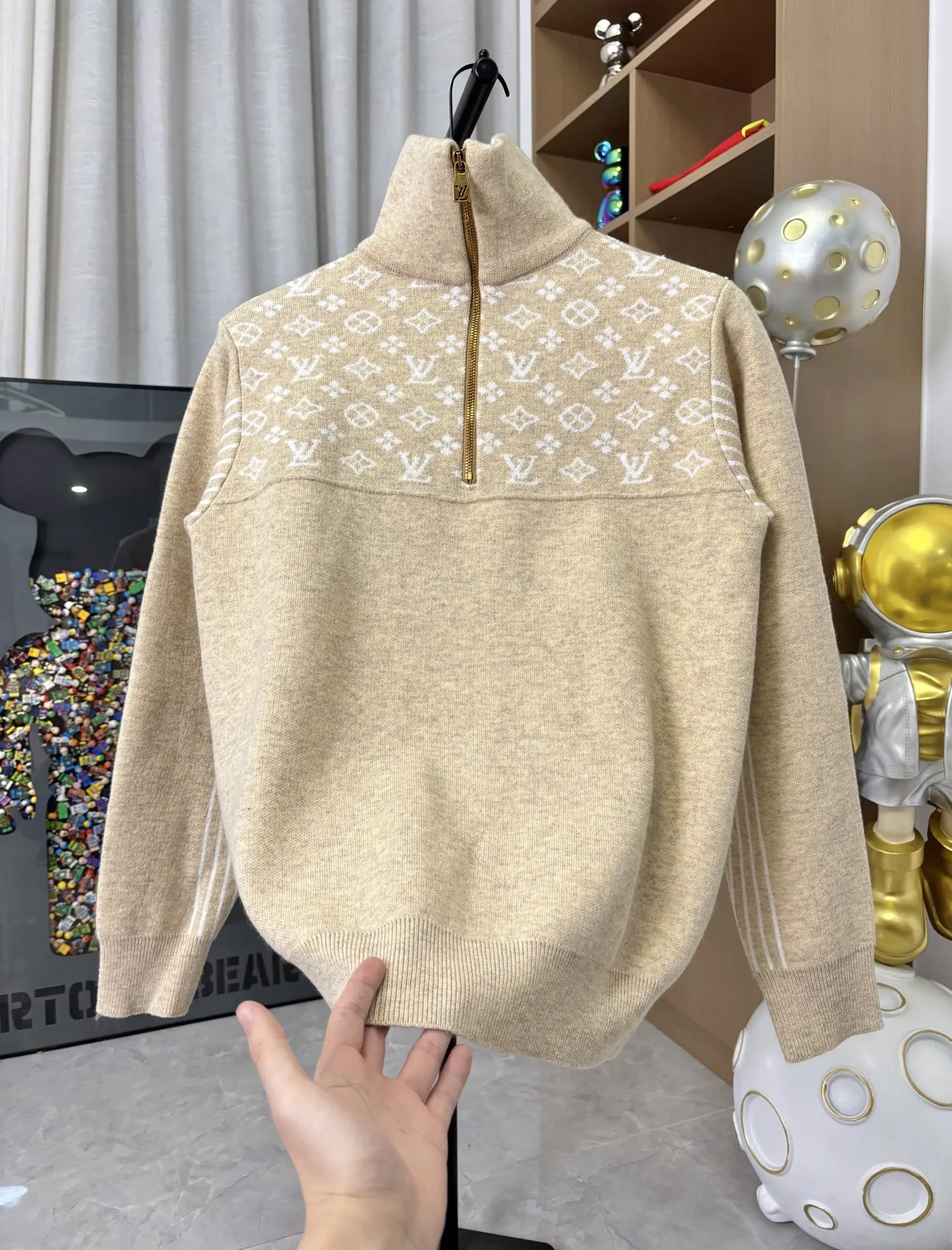 p185💰 款号:DC272# LV路易威登顶级版本SKI系列纯羊毛半开衫套头polo毛衣 顶级版本!新款纯羊毛 全衣高品质德国进口机器制作 三种机器 三种织法 工艺复杂程序繁琐 定制款对色定染纯羊毛高克重高密度超高品质,毛料柔软细腻亲肤,触感软糯丝滑!克重1斤多 颜色:燕麦杏色 尺码:S-M-L-Xl【图9️⃣尺码表】