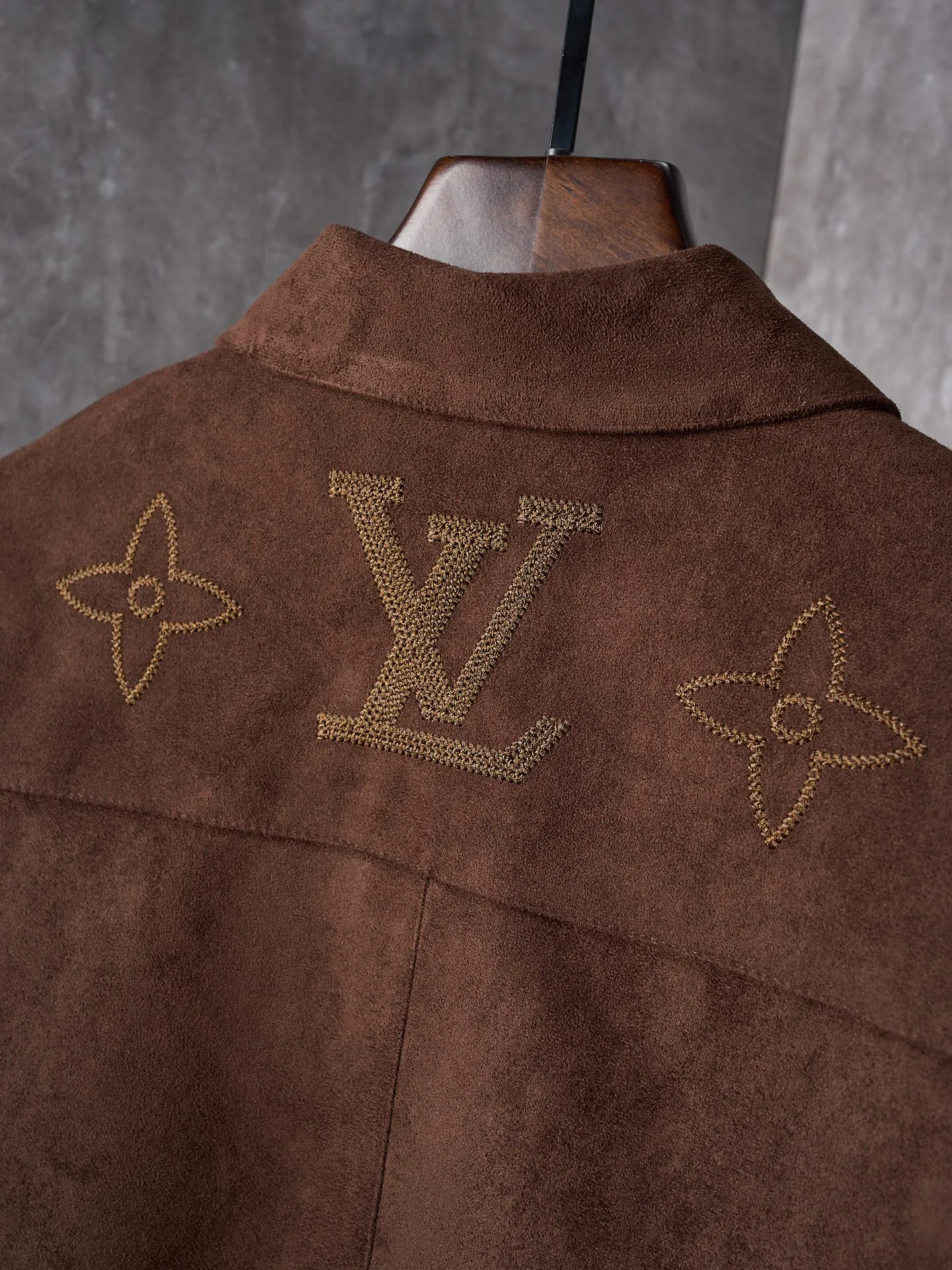 💰255【实物挂拍】LV/路易威登 大花刺绣麂皮绒面按扣翻领外套 【现货】S M L XL 原版36500购入,采用法国绒定制面料,深咖色绒面布料在不同的灯光下,会呈现不同色系效果。内里定制黑色真丝里布。整件,具有非常个性的特点,进口机对位绣花,门襟处左右对位细节媲美原版。定制的五金纽扣,配件手感色泽细腻光滑,低调奢华的设计。两侧双开袋小。男女同款。