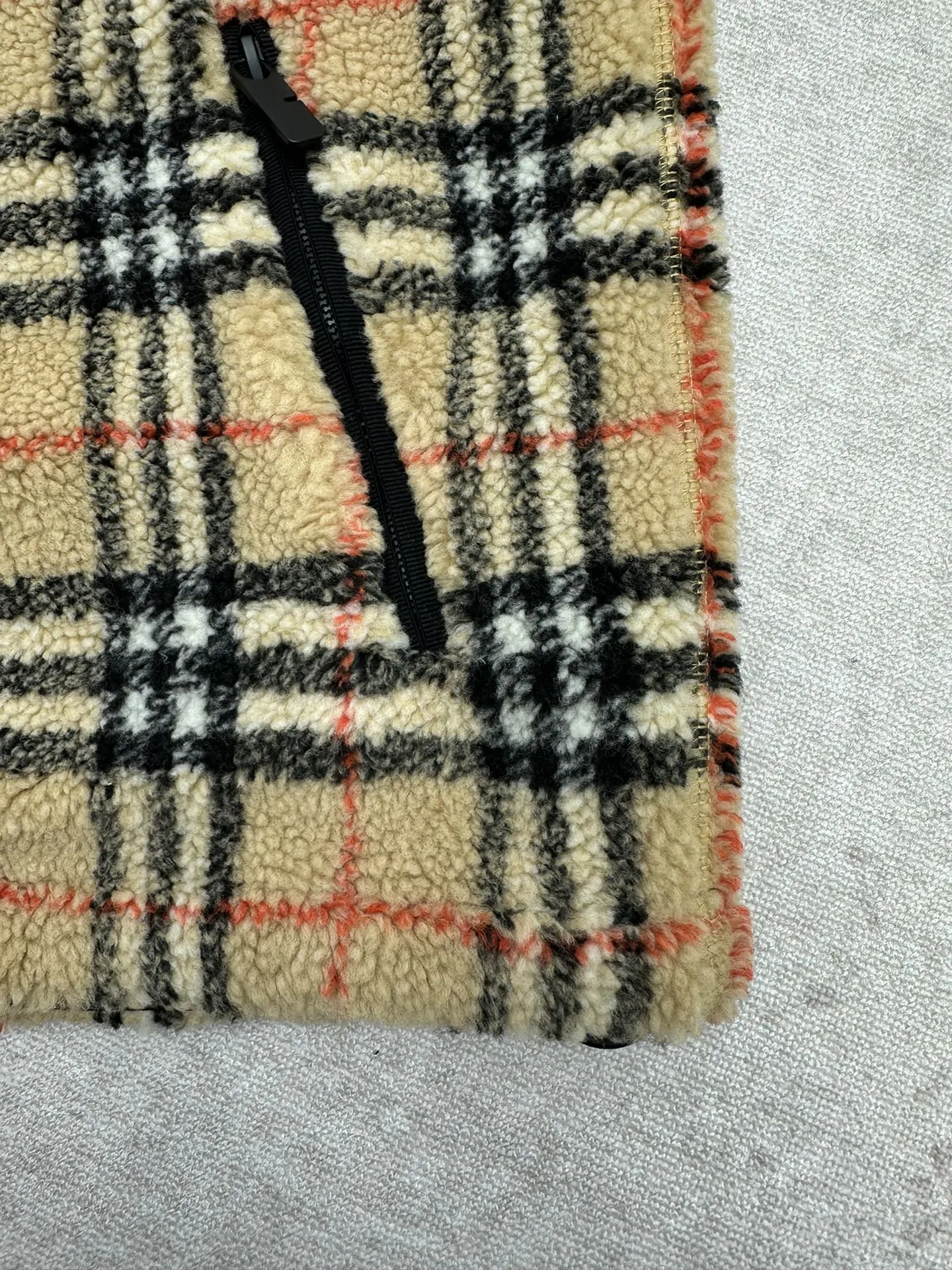 P280 巴宝莉 25ss新款格纹羊毛羊绒混纺绒头夹克选用柔软的羊毛羊绒混纺绒头面料打造，装饰针织 Burberry 格纹。搭配轻盈网眼内衬，融入骑士印章贴花，灵感源自 1980 年代典藏图案。呈现休闲版型，采用抽绳腰部设计，可调节打造不同造型。码数：S.M.L.XL.