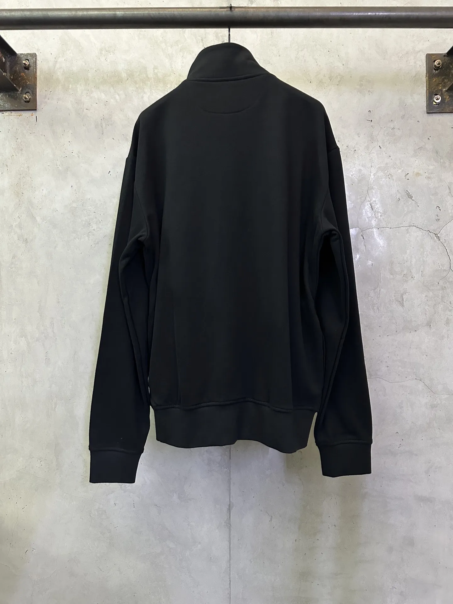 💰200 Ralph Lauren 金色刺绣半高领卫衣 面料:采用定制雅韵精棉绒感料 柔软丝滑 舒适贴肤 以纯粹到极致的黑调为底色 格纹斜纹镶边于领口处 承载着英伦风的优雅与复古 定制五金 螺纹 辅料 对版对位 男女同款 -Color: 黑色 -Size: S M L XL