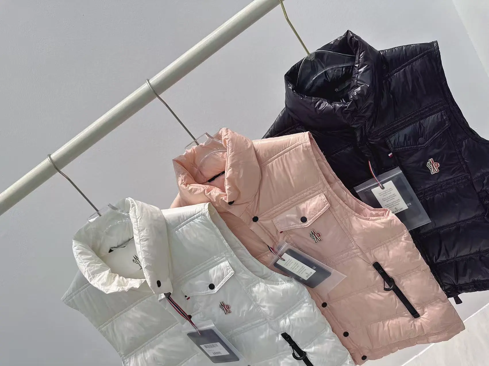 💰430 Moncler Nantu 蒙口25新款情侣男女同款户外系列立领微标羽绒马甲 颜色：黑色 白色 粉色 尺码：0123
