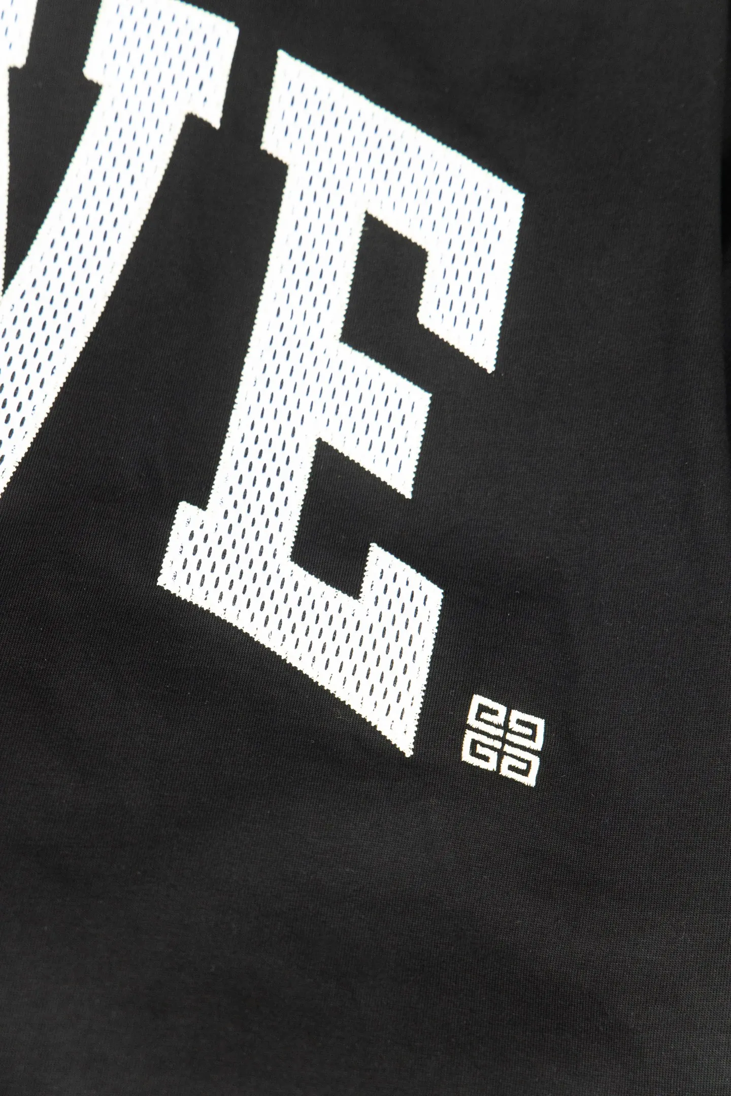 特价🉐️：50 款号：G27 Givenchy纪梵希 新款大字母小孔绣花短袖T恤 - 被称为法国时装界的绅士的Givenchy的风格所在 1952年纪梵希这个品牌在法国正式诞生 它是以其创始人 第一位首席设计师休伯特.德.纪梵希(Hubert de Givenchy)命名的 几十年来这一品牌一直保持着&ldquo;优雅的风格&rdquo; 在时装界几乎成了&ldquo;优雅&rdquo;的代名词 而纪梵希本人在任何场合出现总是一副儒雅气度和爽洁不俗的外形 因而被誉为&ldquo;时装界的绅士&rdquo; 纪梵希先生与赫本女士的一生也称为佳话 纪梵希先生虽然已故 但纪梵希的经典传奇依旧火爆至 - 不管是T桖还是卫衣都是每年的爆款单品 采用进口绣花 每一件都是艺术品 成本极高 经过多次的调试打版图案色差还原度与原版接近百分之99 区别市场垃圾胶印版本 颜色: 黑 尺码:S M L XL