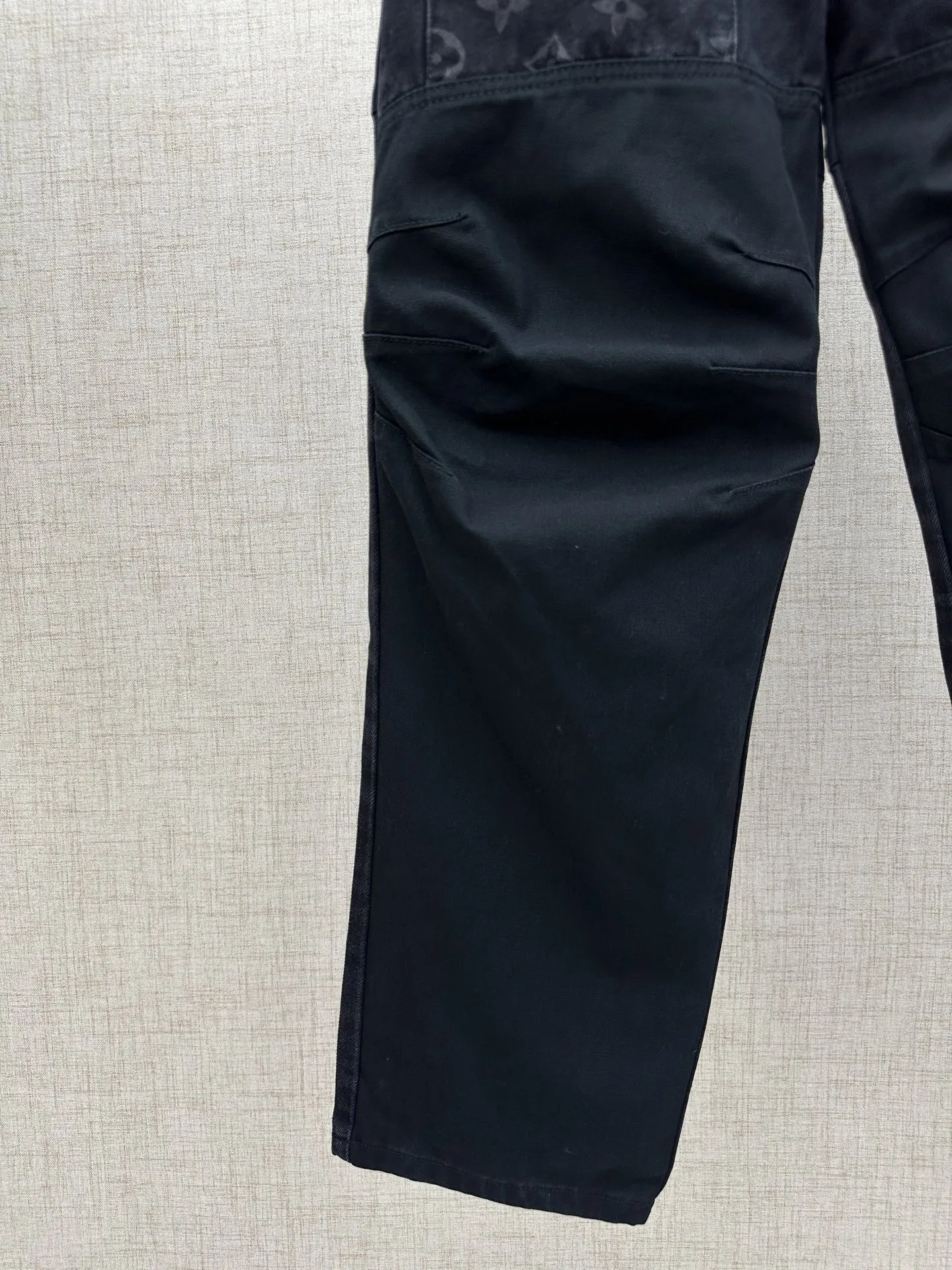 P220💰 LV/路易威登 拼接工装牛仔裤。 工艺裤身带有路易威登经典的Monogram老花图案，拉链头、后腰皮牌处有品牌金属Logo，风格采用牛仔布与黑色工装面料拼接的设计，融合了街头工装风与精致感，裤型宽松，属于当下流行的休闲廓形。 细节工艺金属拉链、纽扣及皮牌做工精细，拼接处缝线工整，这类单品是奢侈品牌在街头风格领域的设计尝试，将经典老花元素与工装廓形结合，又契合年轻群体对潮流穿搭。 码数：28、30、32、34、36、