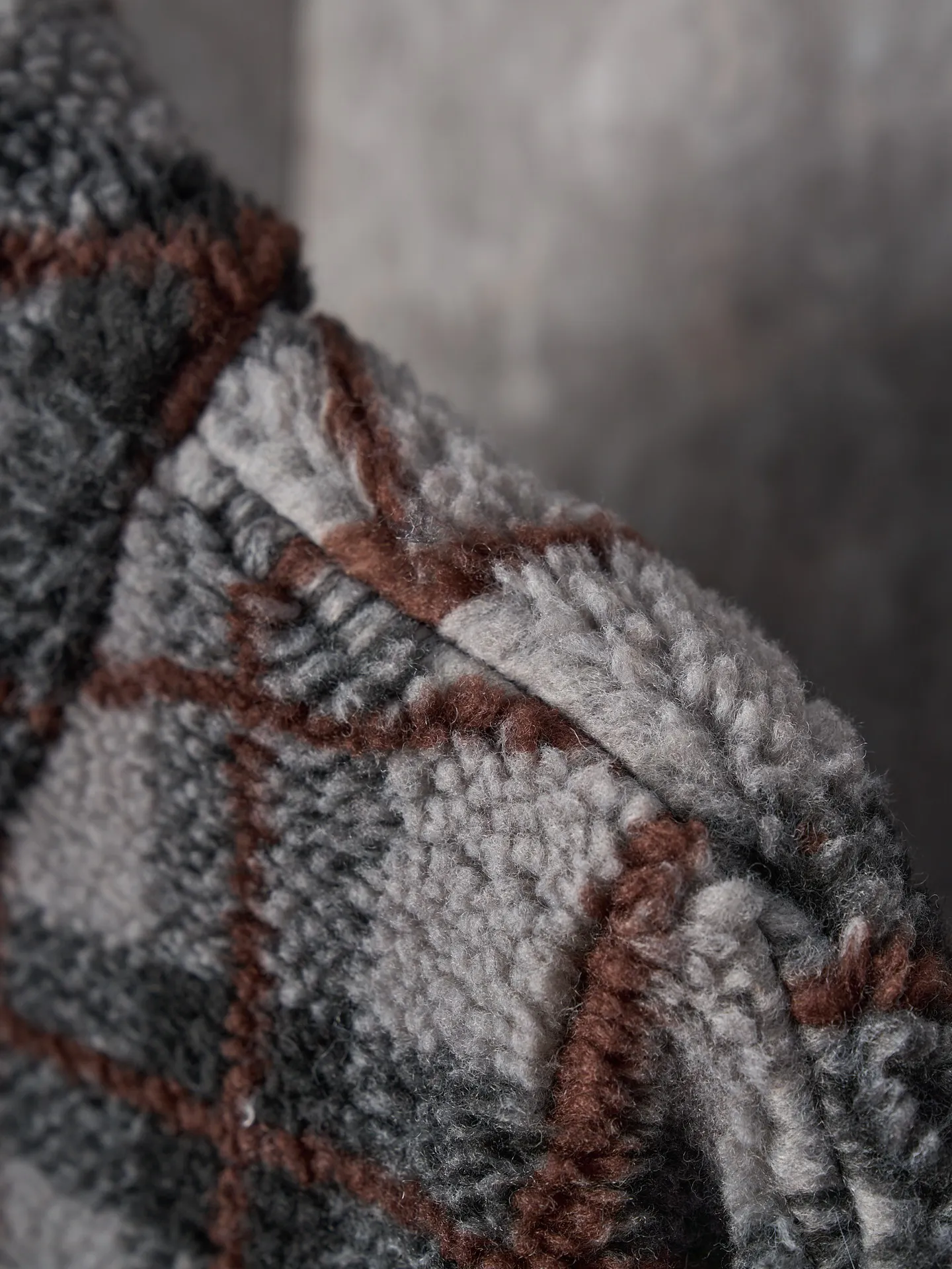 💰260【实物挂拍】MiuMiu/缪缪 羊羔绒格子刺绣拉链外套 【颜色】绿色 灰色 【现货】S M L XL 经典夹克在这款中被重新诠释,加入羊毛以增加厚度和柔软度。经典格纹图案汲取男装风格灵感,重新诠释运动女性气质的风格密码。 Oversize版型. 无衬里长袖立领.正面拉链开合 侧袋.双头钩针底边.刺绣徽标 采用80%羊毛,20%棉。该款面料原版定织定染,100%还原。内衬口袋布采用100%尼龙料, 后领位置搭配100%羊毛泰迪绒。 拉链采用尼龙与胶牙材料结合,拉牙采用欧款胶牙。下摆搭配原版刻字弹力扣。 刺绣采用3D立体刺绣工艺,刺绣logo饱满立体。呈现出高端视觉效果。