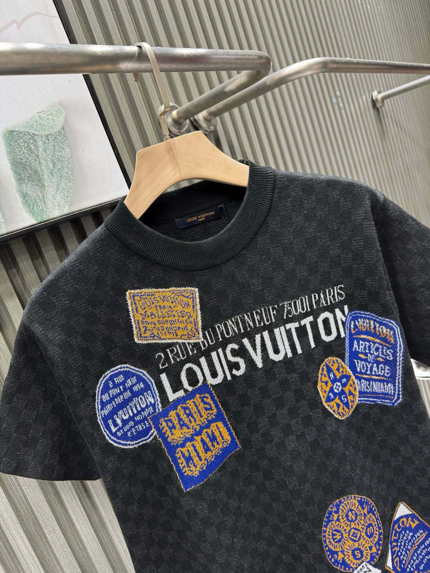 💰200🀄️ Louis Vuitton路易威登 LOUIS VUITTON 棋盘格标签针织短袖 采用定制棉质加光丝面料匠心制作 Damier提花嵌花织纹 德国进口挂毛机织片而成 织线原衣对色 环保固色定染 提花面料要求纱支精细衣身运用进口16针织令士提方格织法完美跟提花工艺每件耗时要150分钟 图案采取双面挂毛工艺 精细做工 肌理纹路清晰 极细织线由环保纤维打造 缝合采用的是16针盘 每个收口还要手工挑 缝线都要松紧一致要平顺 出品大身前后左右整齐对位理衣身面料具有软糯垂坠触感 面料舒适柔软 亲肤透气 富有弹性 全衣以棋盘格底纹 胸前品牌字母刺绣 配蓝色徽章设计感十足 和袖子均有品牌 细节做工精致 整体走线平直细腻 面料舒适柔软 颜色一致无色差 能与同款搭配营造时尚造型 三标齐全 男女同款