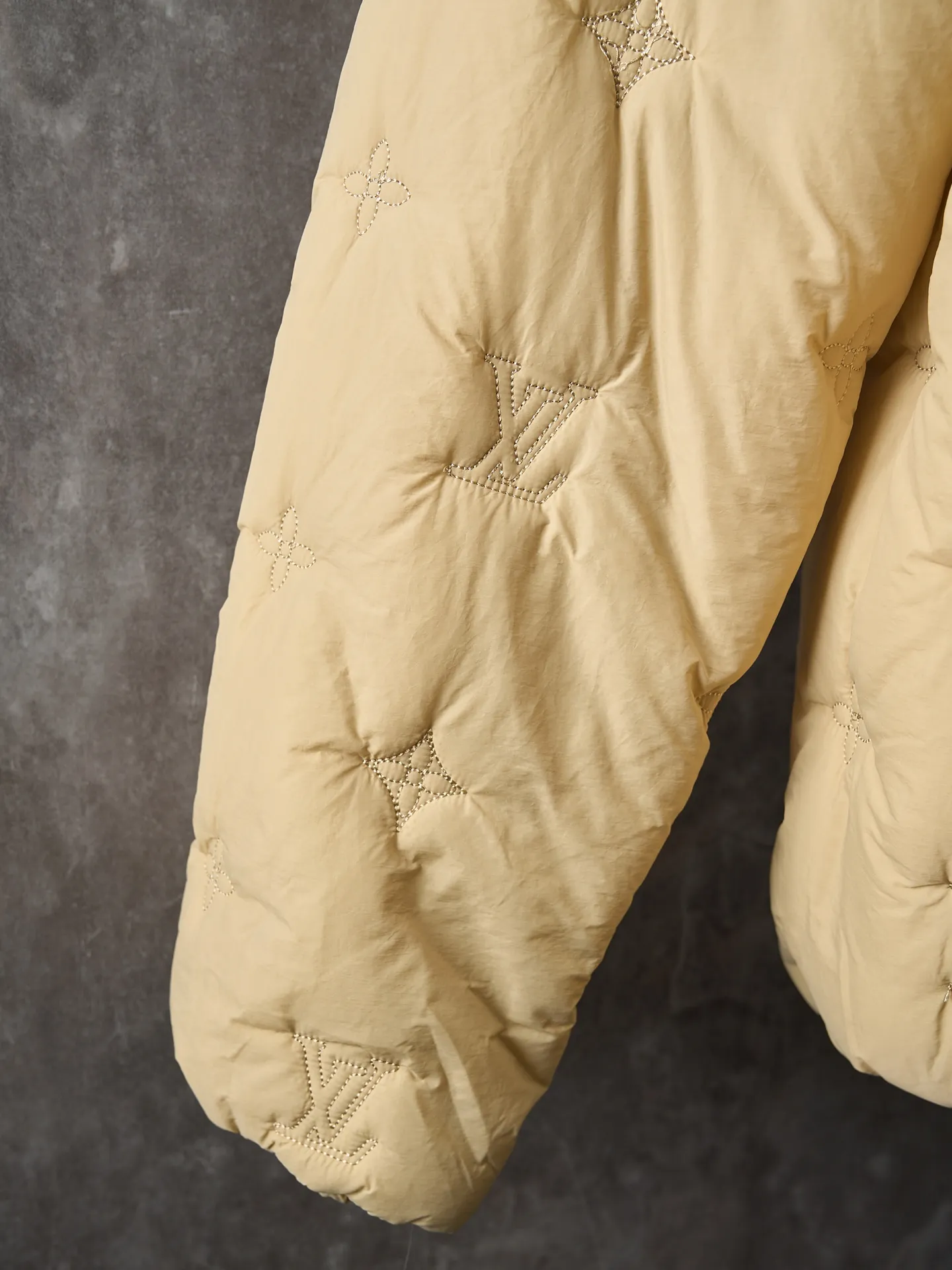 💰300【实物挂拍】LV/路易威登 老花刺绣棉服拉链连帽外套 【现货】46 48 50 52 原27,500购入,纯锦纶梭织面料,聚酯纤维夹棉填充,里布做了贴膜效果,全件对位绗花工艺,进口行棉机定位,增加整体起伏层次质感,将填充物固定,不易跑棉。前后幅全件对花缝纫,绣花间距一致,左右对称,做工非常复杂。门襟、双口袋树脂拉链开模定做,定喷刻字烤漆半喷露白拉链头,抽绳式风帽设计,子弹头吊钟点缀。上身轻便舒适,穿在身上有羽绒服的包裹感保暖防风又潮流。