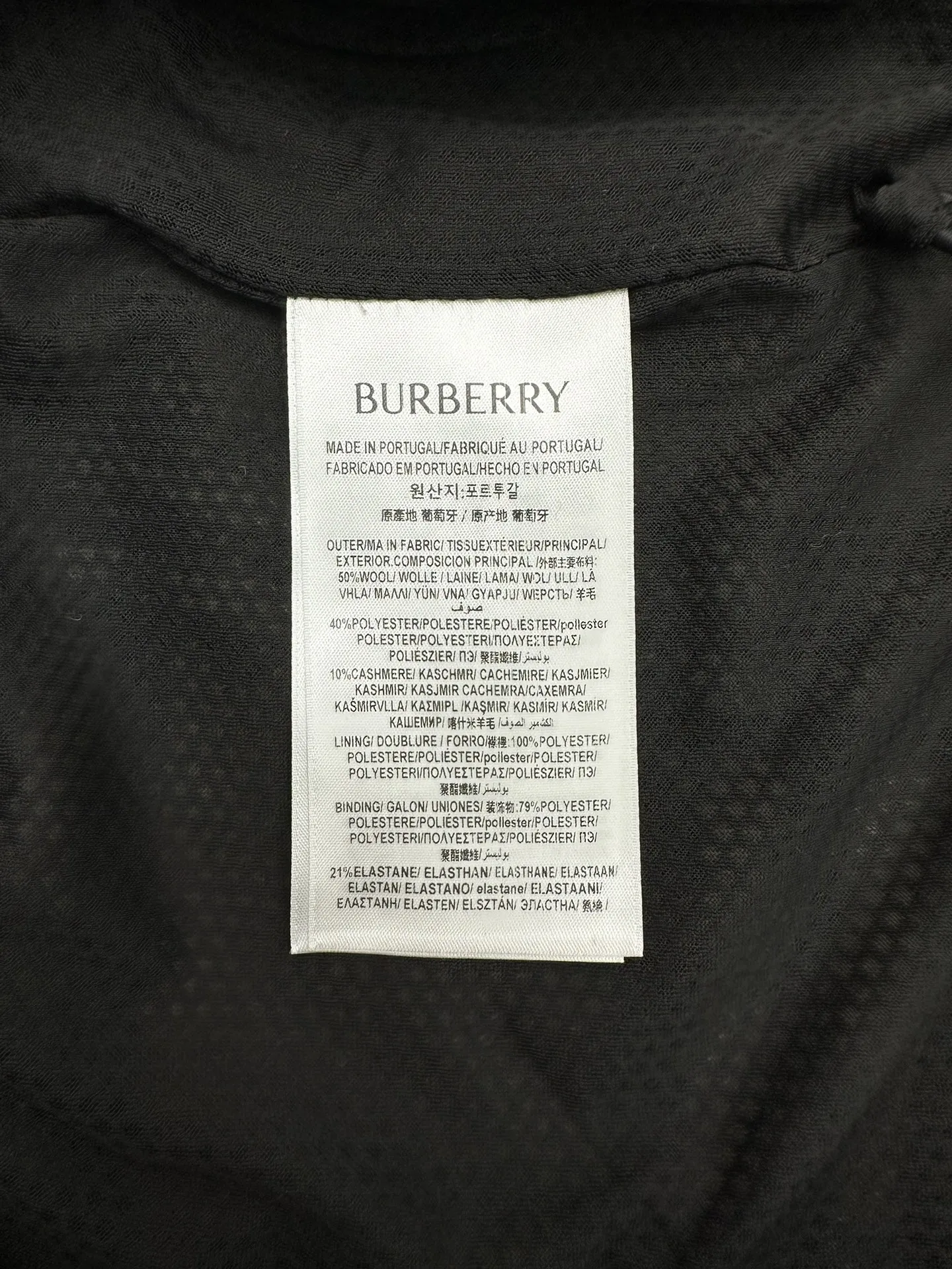 P280 巴宝莉 25ss新款格纹羊毛羊绒混纺绒头夹克选用柔软的羊毛羊绒混纺绒头面料打造,装饰针织 Burberry 格纹。搭配轻盈网眼内衬,融入骑士印章贴花,灵感源自 1980 年代典藏图案。呈现休闲版型,采用抽绳腰部设计,可调节打造不同造型。码数:S.M.L.XL.