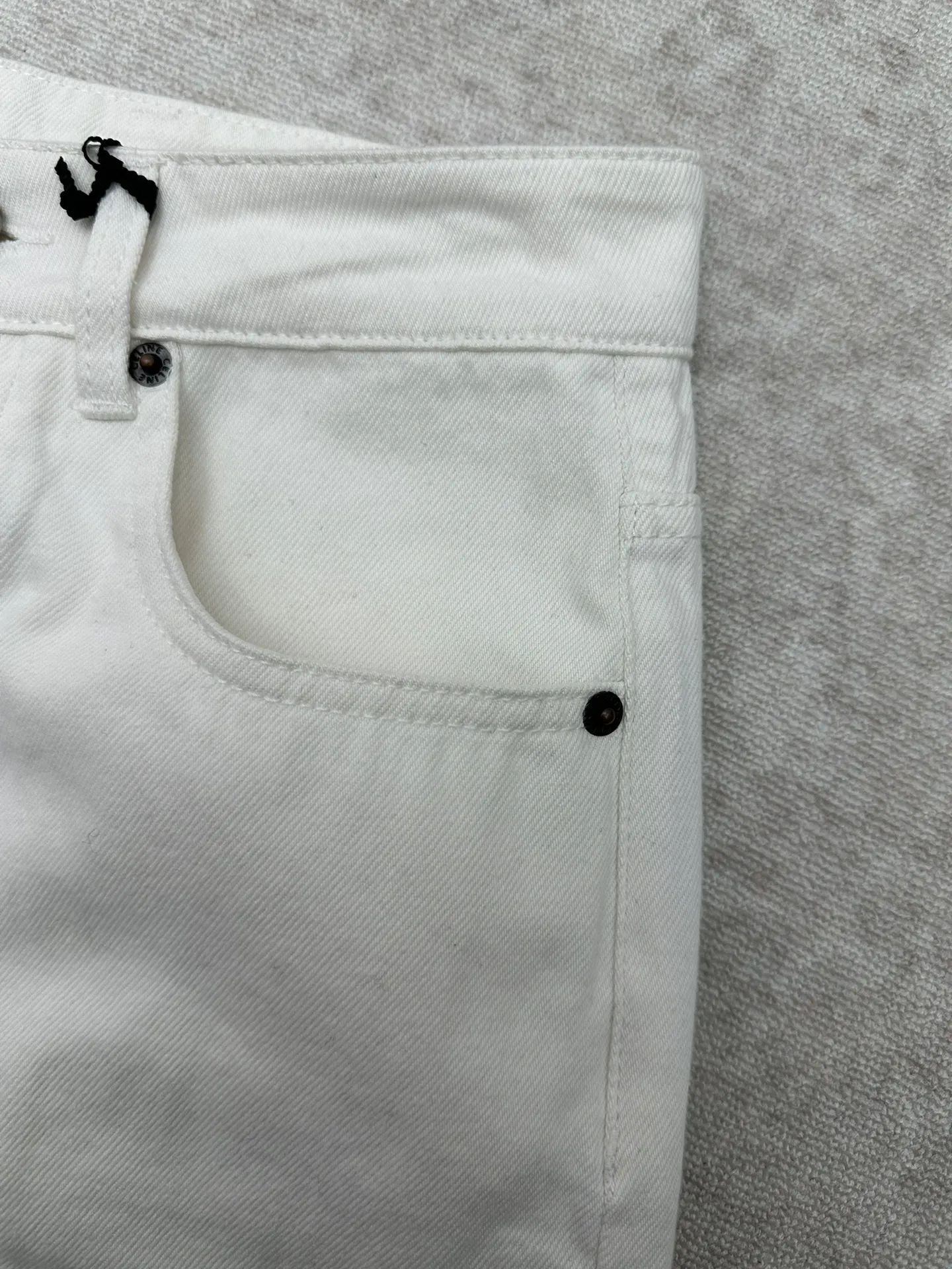 P205 赛琳 25ss新款BOYFRIEND 001牛仔裤100%棉经典版型中腰直筒裤腿正面口袋设有5枚口袋饰钉 腰部背面设有CELINE PARIS TRIOMPHE贴饰 镌刻CELINE JEANS字样的纽扣 码数：S.M.L.