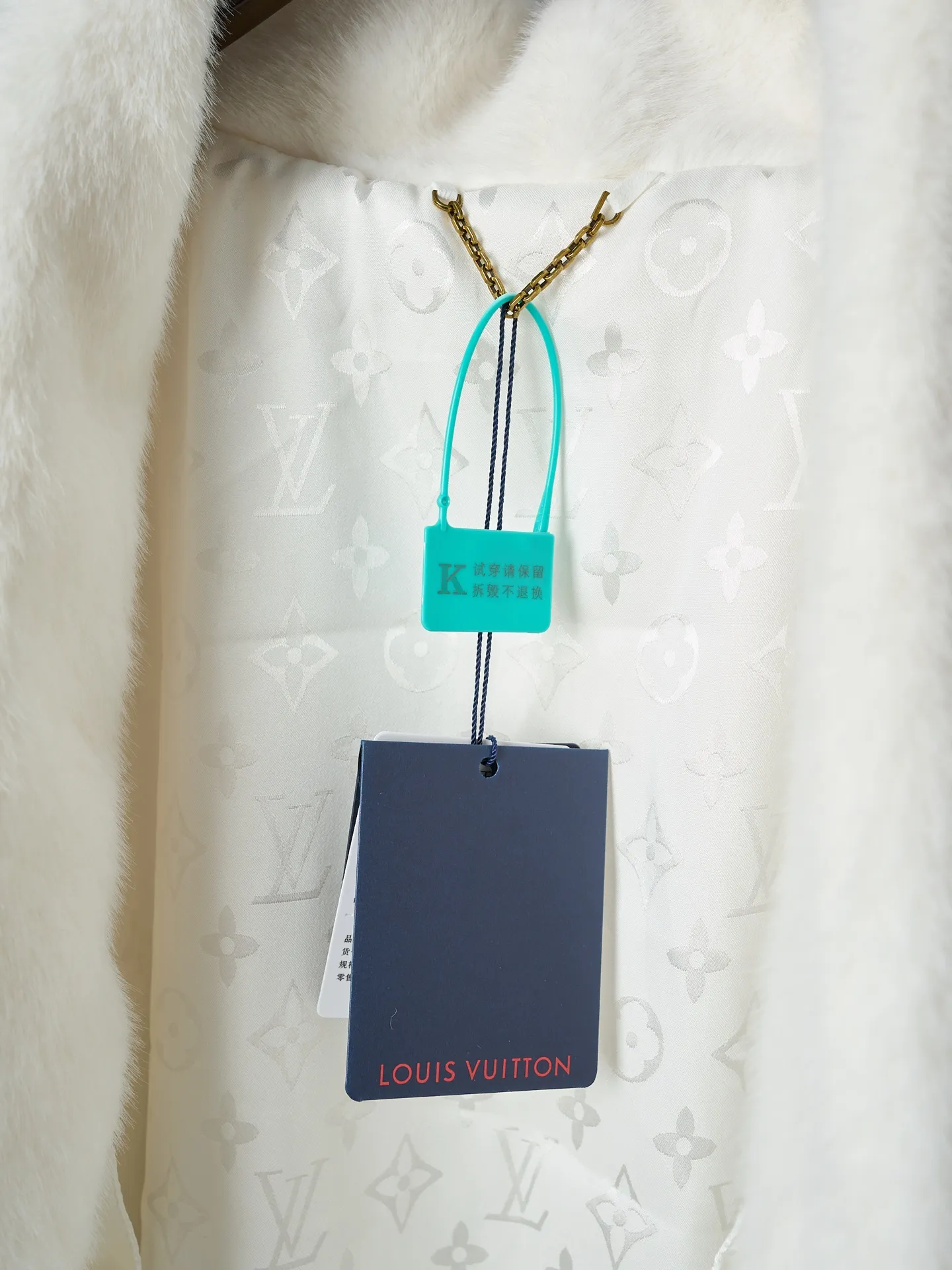 💰360【实物挂拍】LV/路易威登 Nigo联名系列水貂毛V领和服式皮草外套 【现货】46 48 50 52 面料选用北美优质水貂毛,经过手工分拣筛选,确保毛针长度、绒毛密度均匀一致,触感柔滑且光泽感强。剪裁采用无衬里极简结构,通过手工对缝拼接,避免车线痕迹破坏整体质感;领口做了宽幅翻折设计,边缘用隐形手工针脚收边,自然垂坠不生硬。袖口是同材质毛面翻边,内侧加了薄衬布定型,既保持蓬松感又不易变形;口袋为嵌式设计,开口边缘手工锁边,与衣身纹理无缝衔接。内里搭配品牌专属缎面衬里,标签通过定制挂链固定,细节处体现高定工艺标准。整体走线平直细腻,面料舒适柔软,颜色一致无色差 能与同款搭配营造时尚造型,驾驭各种场合,定制辅料,三标齐全,男女同款!