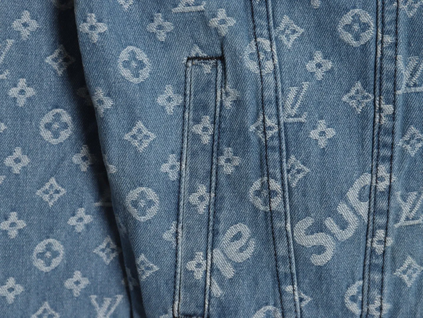 兔子上新 P160 Louis vuitton x Supreme LV路易威登SUP联名 满印牛仔夹克 过去L家并无与街头品牌联名的先例,街头潮牌与奢品潮牌的结合,强强联手再次缔造出时尚潮流的顶端。 此款前面双品牌印花,在工艺方面采用了涂鸦式加爆裂纹,使双品牌都采用了各自惯用的印花效果,爆裂纹的效果也是随着衣服穿的次数与洗的次数而变的更多 也是2024街头潮流方向!男女同款 颜色:水洗黑色/水洗浅蓝 尺码:M-XL M 衣长69.5胸围118袖长64 L 衣长71.0胸围122袖长66 XL 衣长72.5胸围126袖长68