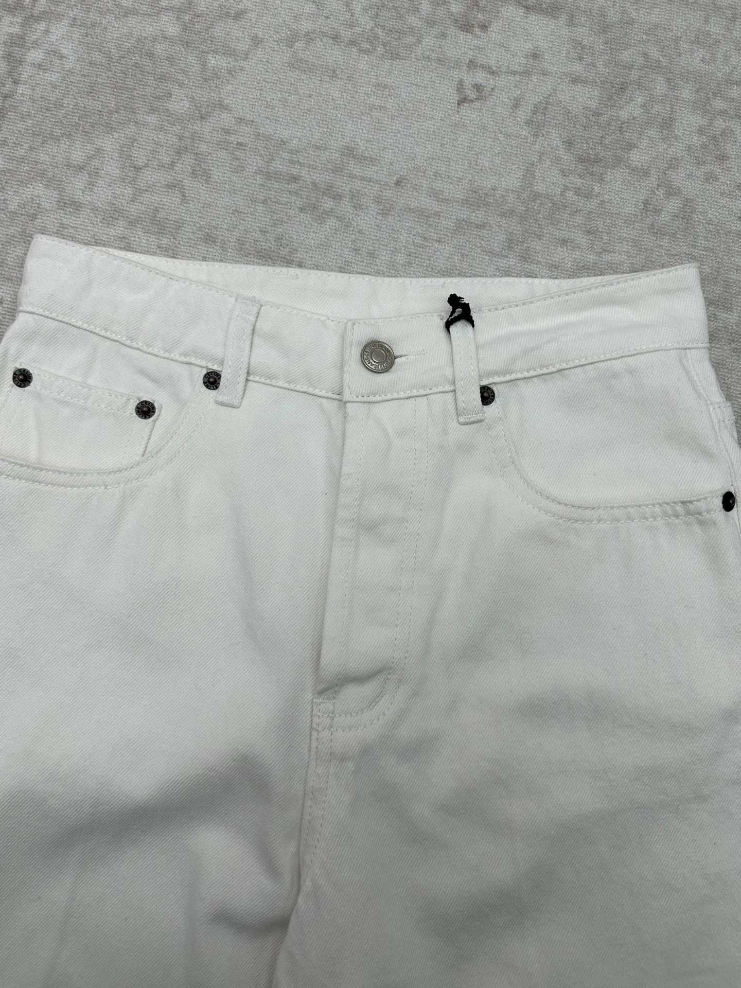 P205 赛琳 25ss新款BOYFRIEND 001牛仔裤100%棉经典版型中腰直筒裤腿正面口袋设有5枚口袋饰钉 腰部背面设有CELINE PARIS TRIOMPHE贴饰 镌刻CELINE JEANS字样的纽扣 码数：S.M.L.