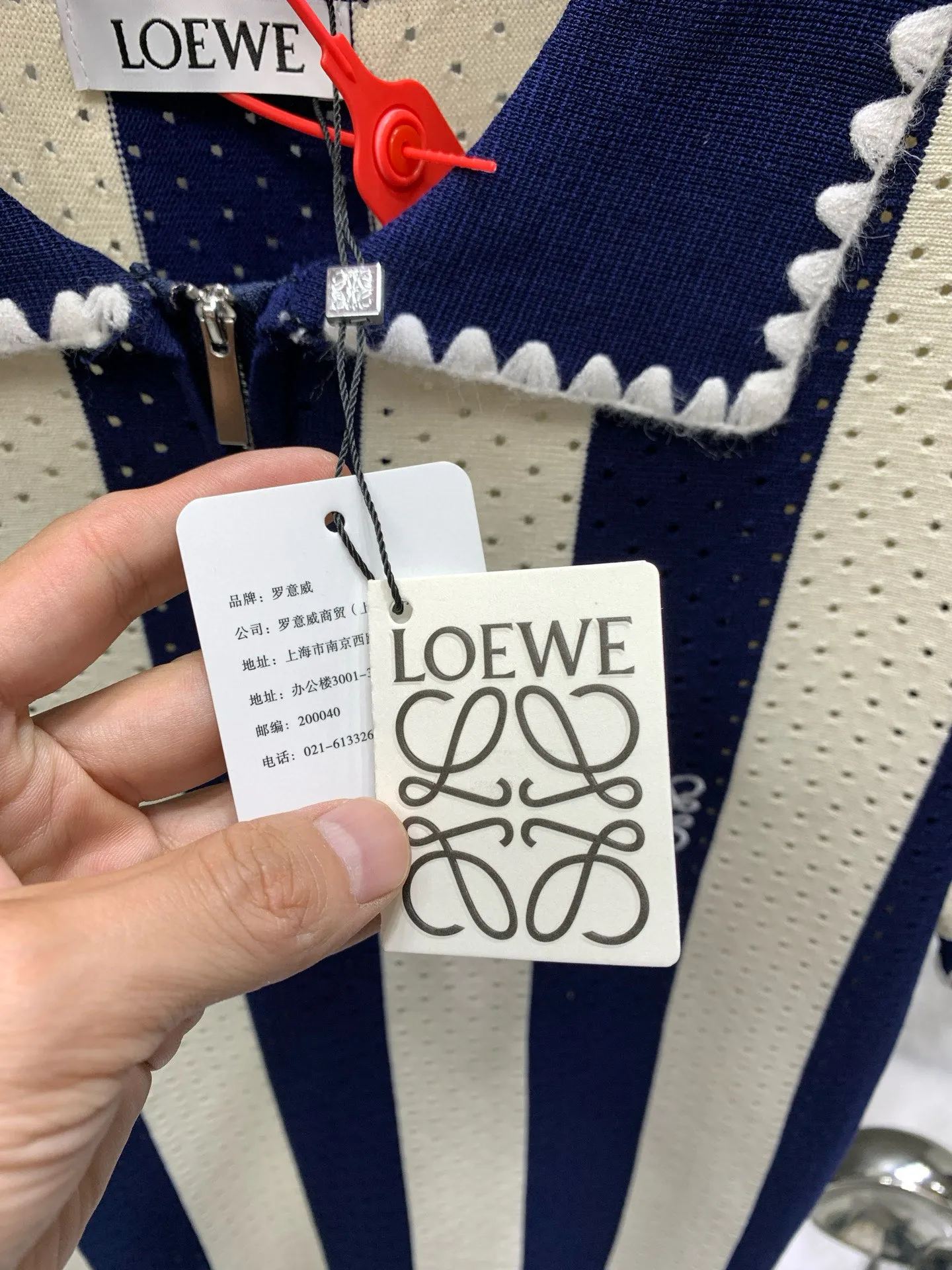 💰105🀄️ LOEWE罗意威 菱形提花设计甄选超细优质纱线 含山羊桑蚕丝翻领针织短袖男士典藏款 「耗时王」圆领奢雅工艺 触肤即高阶 匠心底蕴 菱形镂空提花 耗时数月雕琢的立体菱形提花 经纬间织就建筑美学肌理 光影穿透时显隐交错 举手投足尽展低调奢华 奢材天成山羊绒桑蚕丝 甄选超细优质纱线 融合内蒙古白绒山羊绒的软糯亲肤与桑蚕丝的柔滑垂坠 轻若无物却奢感天成 贴身穿着如云端轻抚 经典型格翻领短袖设计 简约翻领勾勒利落线条 短袖剪裁适配多场景——商务会晤时叠搭西装显儒雅 休闲时光单穿流露绅士品味 典藏款型永不褪色 细节至臻品质见证 精密车工确保接缝平整 骨位加固耐穿不变形 领口螺纹经水洗测试 久穿仍挺括如新 每一处细节皆为「耗时」证言
