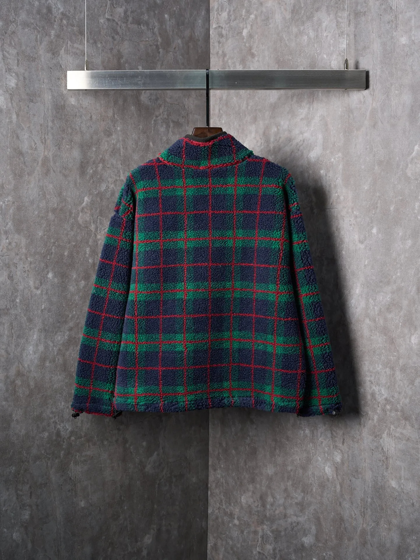 💰260【实物挂拍】MiuMiu/缪缪 羊羔绒格子刺绣拉链外套 【颜色】绿色 灰色 【现货】S M L XL 经典夹克在这款中被重新诠释,加入羊毛以增加厚度和柔软度。经典格纹图案汲取男装风格灵感,重新诠释运动女性气质的风格密码。 Oversize版型. 无衬里长袖立领.正面拉链开合 侧袋.双头钩针底边.刺绣徽标 采用80%羊毛,20%棉。该款面料原版定织定染,100%还原。内衬口袋布采用100%尼龙料, 后领位置搭配100%羊毛泰迪绒。 拉链采用尼龙与胶牙材料结合,拉牙采用欧款胶牙。下摆搭配原版刻字弹力扣。 刺绣采用3D立体刺绣工艺,刺绣logo饱满立体。呈现出高端视觉效果。