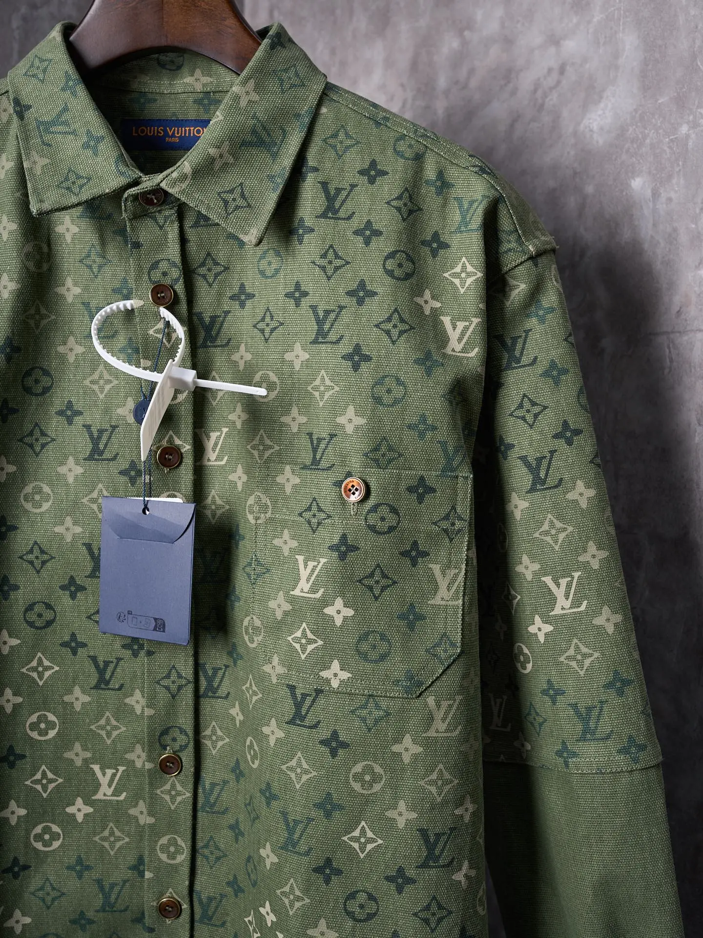 💰280【实物挂拍】LV/路易威登 翻领满印工装夹克式衬衫 【现货】S M L XL 正品16000购入，定染50支平纹双股珠地帆棉布，定位裁床，数码直喷，定制1：1纽扣，定制1：1皮标，定制1：1商标，宽松版型