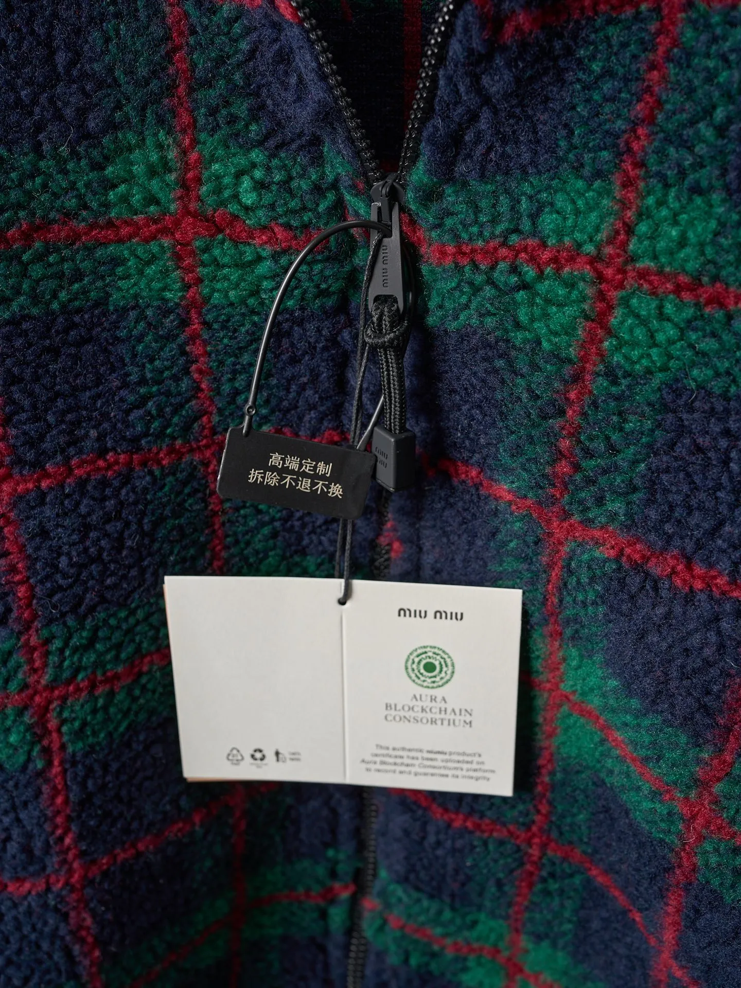 💰260【实物挂拍】MiuMiu/缪缪 羊羔绒格子刺绣拉链外套 【颜色】绿色 灰色 【现货】S M L XL 经典夹克在这款中被重新诠释,加入羊毛以增加厚度和柔软度。经典格纹图案汲取男装风格灵感,重新诠释运动女性气质的风格密码。 Oversize版型. 无衬里长袖立领.正面拉链开合 侧袋.双头钩针底边.刺绣徽标 采用80%羊毛,20%棉。该款面料原版定织定染,100%还原。内衬口袋布采用100%尼龙料, 后领位置搭配100%羊毛泰迪绒。 拉链采用尼龙与胶牙材料结合,拉牙采用欧款胶牙。下摆搭配原版刻字弹力扣。 刺绣采用3D立体刺绣工艺,刺绣logo饱满立体。呈现出高端视觉效果。