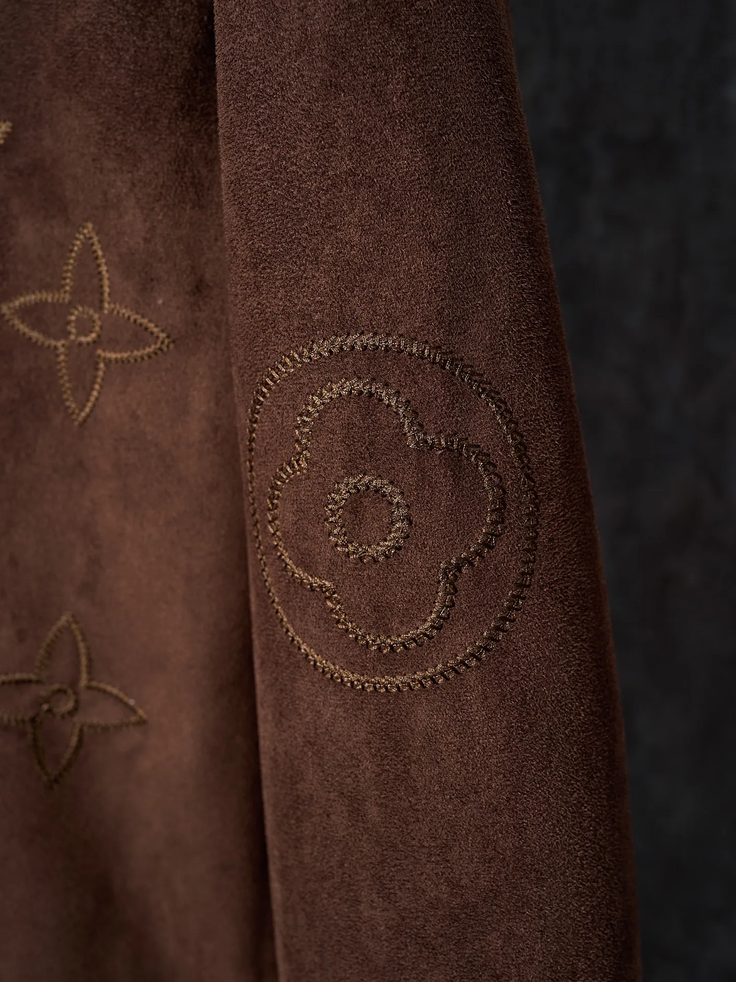 💰255【实物挂拍】LV/路易威登 大花刺绣麂皮绒面按扣翻领外套 【现货】S M L XL 原版36500购入,采用法国绒定制面料,深咖色绒面布料在不同的灯光下,会呈现不同色系效果。内里定制黑色真丝里布。整件,具有非常个性的特点,进口机对位绣花,门襟处左右对位细节媲美原版。定制的五金纽扣,配件手感色泽细腻光滑,低调奢华的设计。两侧双开袋小。男女同款。