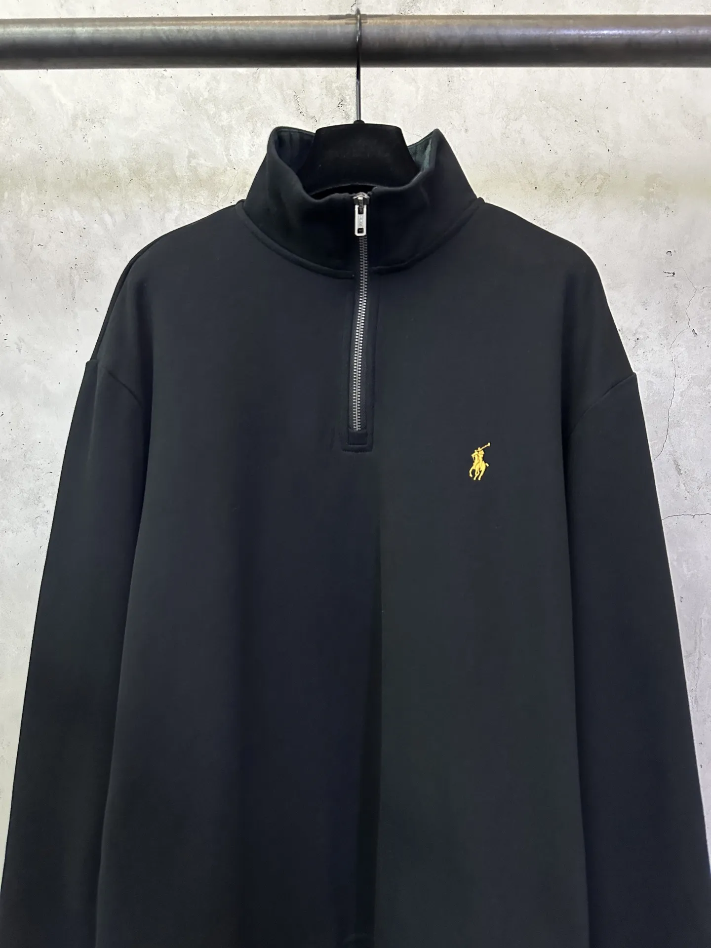 💰200 Ralph Lauren 金色刺绣半高领卫衣 面料：采用定制雅韵精棉绒感料 柔软丝滑 舒适贴肤 以纯粹到极致的黑调为底色 格纹斜纹镶边于领口处 承载着英伦风的优雅与复古 定制五金 螺纹 辅料 对版对位 男女同款 -Color: 黑色 -Size: S M L XL
