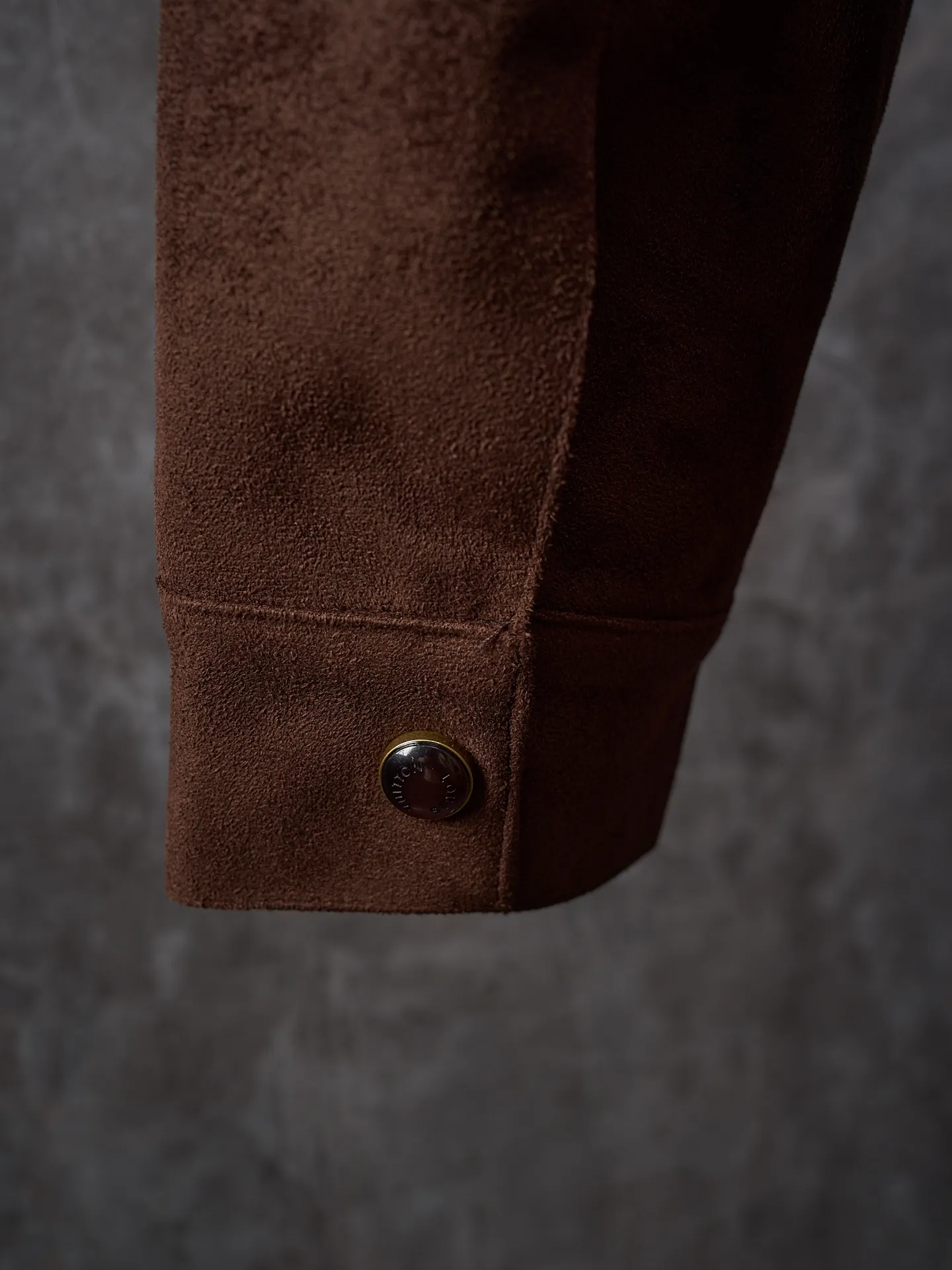 💰255【实物挂拍】LV/路易威登 大花刺绣麂皮绒面按扣翻领外套 【现货】S M L XL 原版36500购入，采用法国绒定制面料，深咖色绒面布料在不同的灯光下，会呈现不同色系效果。内里定制黑色真丝里布。整件，具有非常个性的特点，进口机对位绣花，门襟处左右对位细节媲美原版。定制的五金纽扣，配件手感色泽细腻光滑，低调奢华的设计。两侧双开袋小。男女同款。