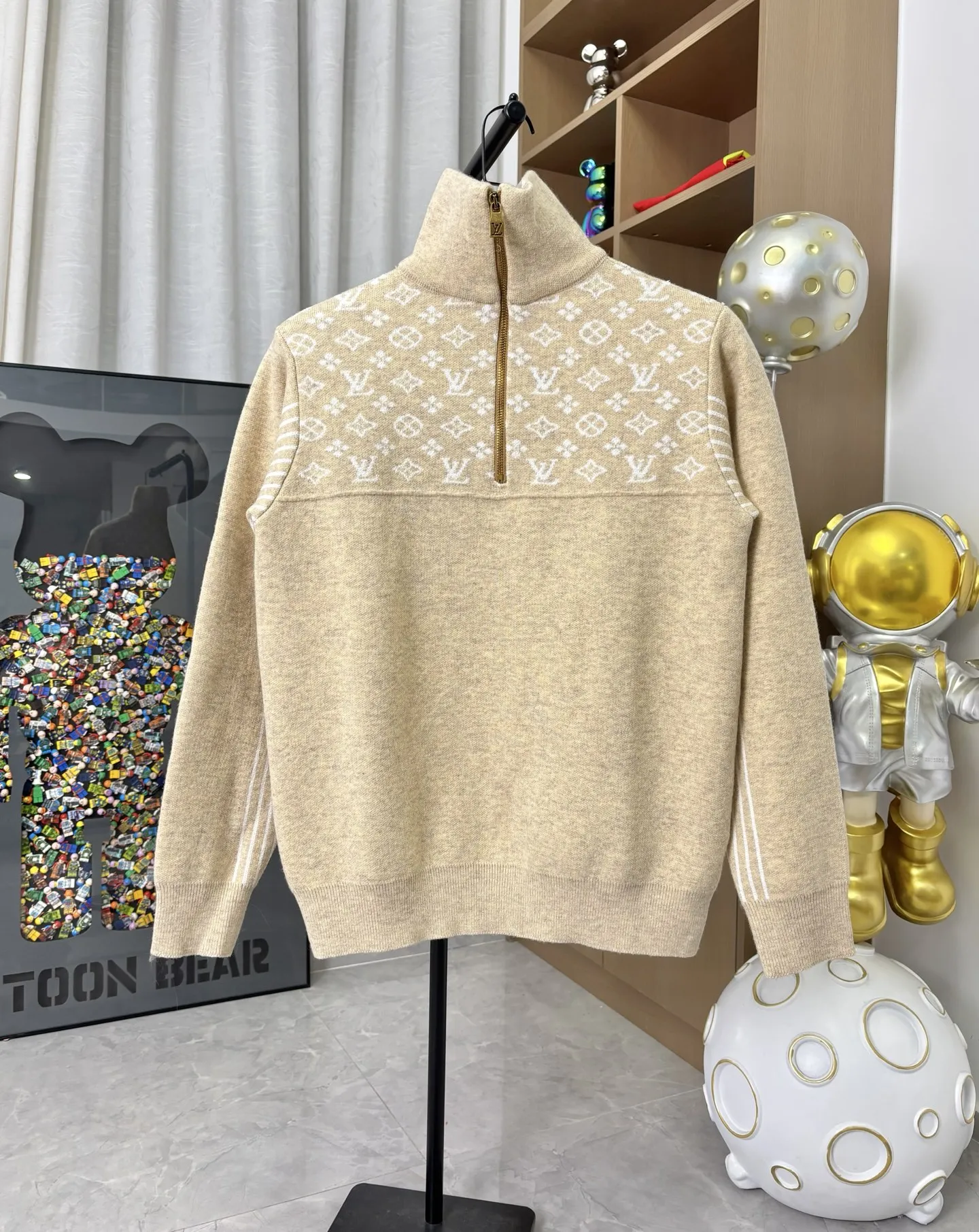 p185💰 款号：DC272# LV路易威登顶级版本SKI系列纯羊毛半开衫套头polo毛衣 顶级版本！新款纯羊毛 全衣高品质德国进口机器制作 三种机器 三种织法 工艺复杂程序繁琐 定制款对色定染纯羊毛高克重高密度超高品质，毛料柔软细腻亲肤，触感软糯丝滑！克重1斤多 颜色：燕麦杏色 尺码：S-M-L-Xl【图9️⃣尺码表】