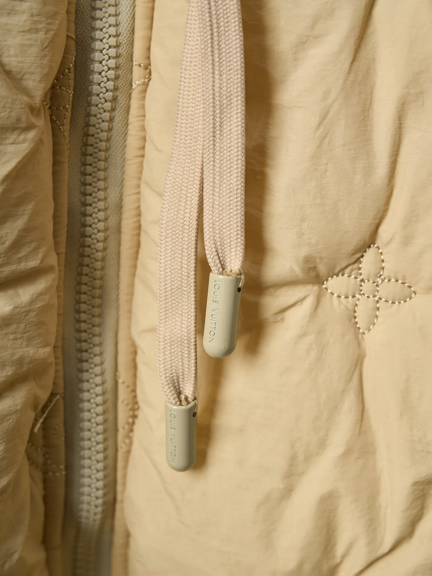 💰300【实物挂拍】LV/路易威登 老花刺绣棉服拉链连帽外套 【现货】46 48 50 52 原27,500购入，纯锦纶梭织面料，聚酯纤维夹棉填充，里布做了贴膜效果，全件对位绗花工艺，进口行棉机定位，增加整体起伏层次质感，将填充物固定，不易跑棉。前后幅全件对花缝纫，绣花间距一致，左右对称，做工非常复杂。门襟、双口袋树脂拉链开模定做，定喷刻字烤漆半喷露白拉链头，抽绳式风帽设计，子弹头吊钟点缀。上身轻便舒适，穿在身上有羽绒服的包裹感保暖防风又潮流。