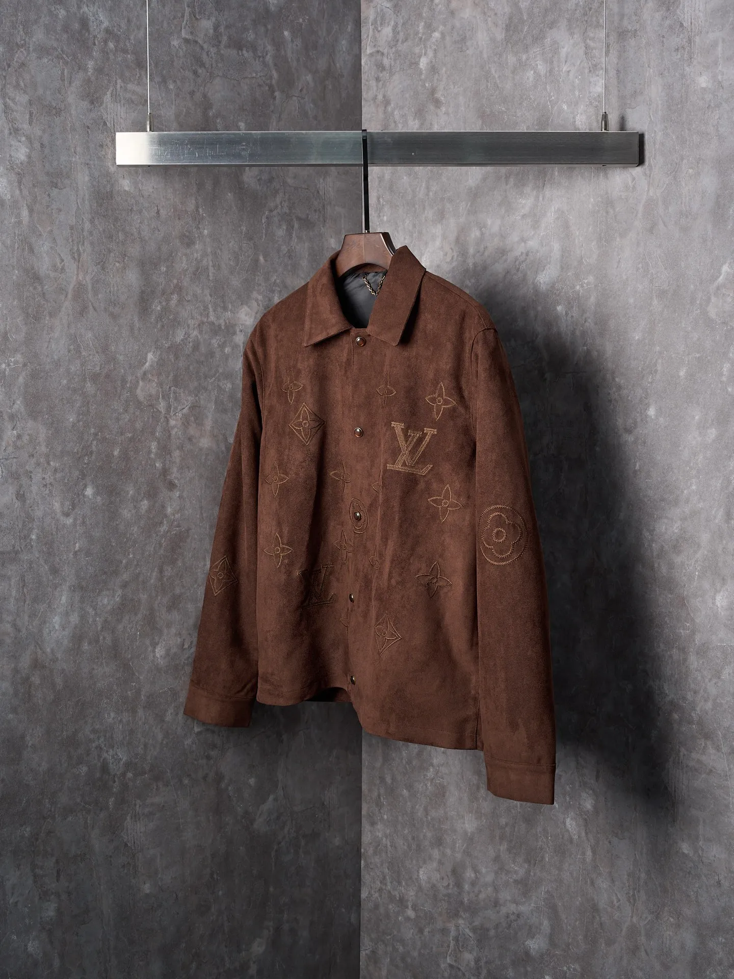 💰255【实物挂拍】LV/路易威登 大花刺绣麂皮绒面按扣翻领外套 【现货】S M L XL 原版36500购入，采用法国绒定制面料，深咖色绒面布料在不同的灯光下，会呈现不同色系效果。内里定制黑色真丝里布。整件，具有非常个性的特点，进口机对位绣花，门襟处左右对位细节媲美原版。定制的五金纽扣，配件手感色泽细腻光滑，低调奢华的设计。两侧双开袋小。男女同款。