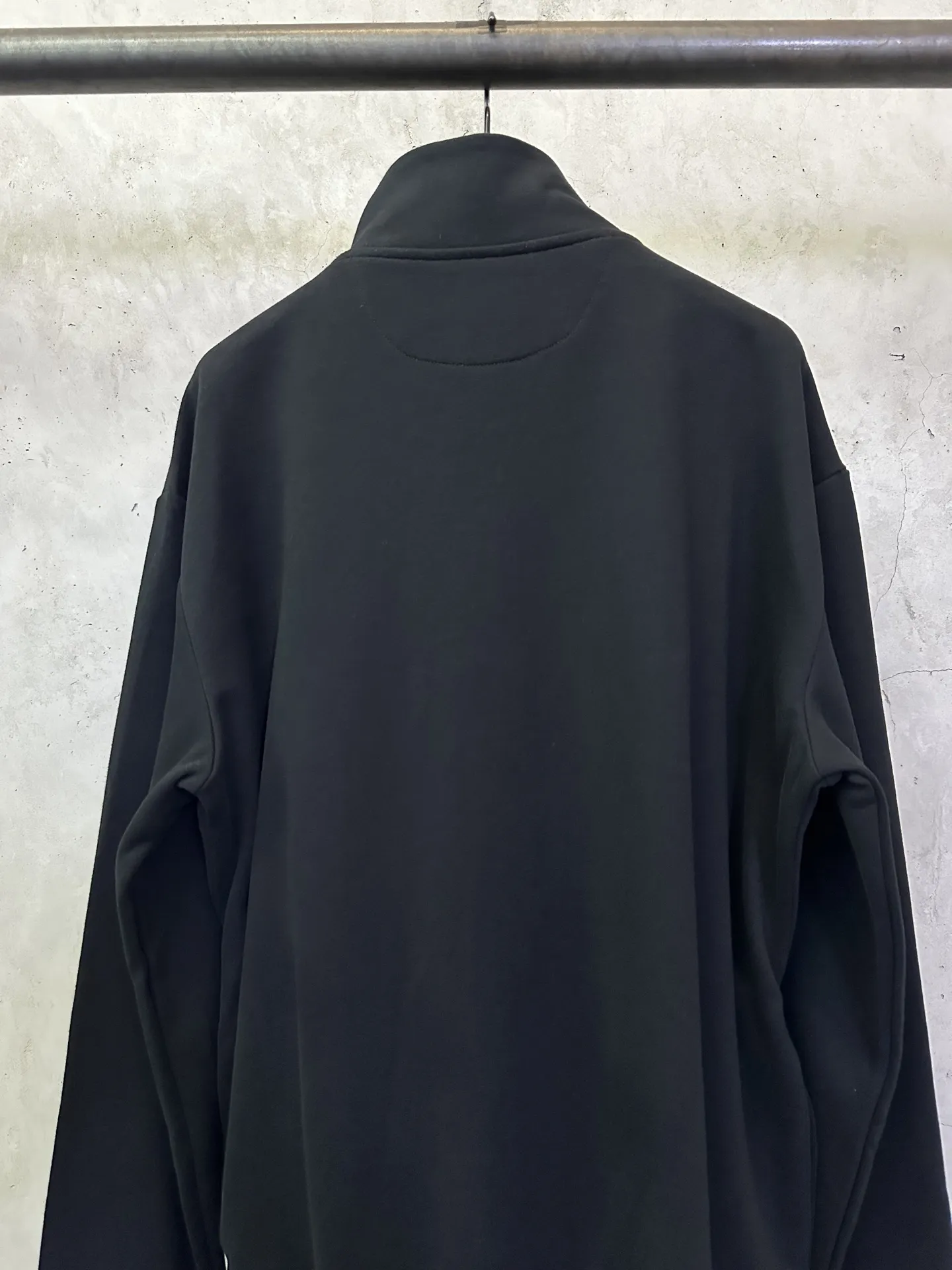 💰200 Ralph Lauren 金色刺绣半高领卫衣 面料：采用定制雅韵精棉绒感料 柔软丝滑 舒适贴肤 以纯粹到极致的黑调为底色 格纹斜纹镶边于领口处 承载着英伦风的优雅与复古 定制五金 螺纹 辅料 对版对位 男女同款 -Color: 黑色 -Size: S M L XL