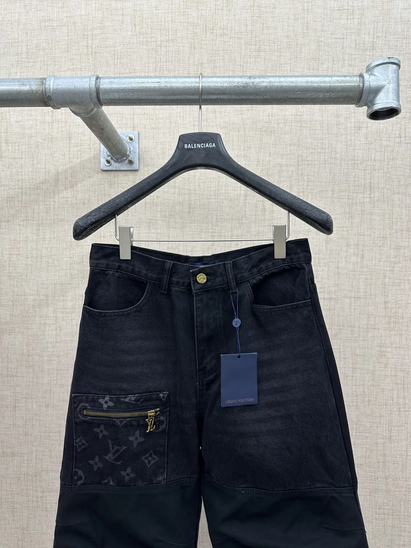 P220💰 LV/路易威登 拼接工装牛仔裤。 工艺裤身带有路易威登经典的Monogram老花图案,拉链头、后腰皮牌处有品牌金属Logo,风格采用牛仔布与黑色工装面料拼接的设计,融合了街头工装风与精致感,裤型宽松,属于当下流行的休闲廓形。 细节工艺金属拉链、纽扣及皮牌做工精细,拼接处缝线工整,这类单品是奢侈品牌在街头风格领域的设计尝试,将经典老花元素与工装廓形结合,又契合年轻群体对潮流穿搭。 码数:28、30、32、34、36、