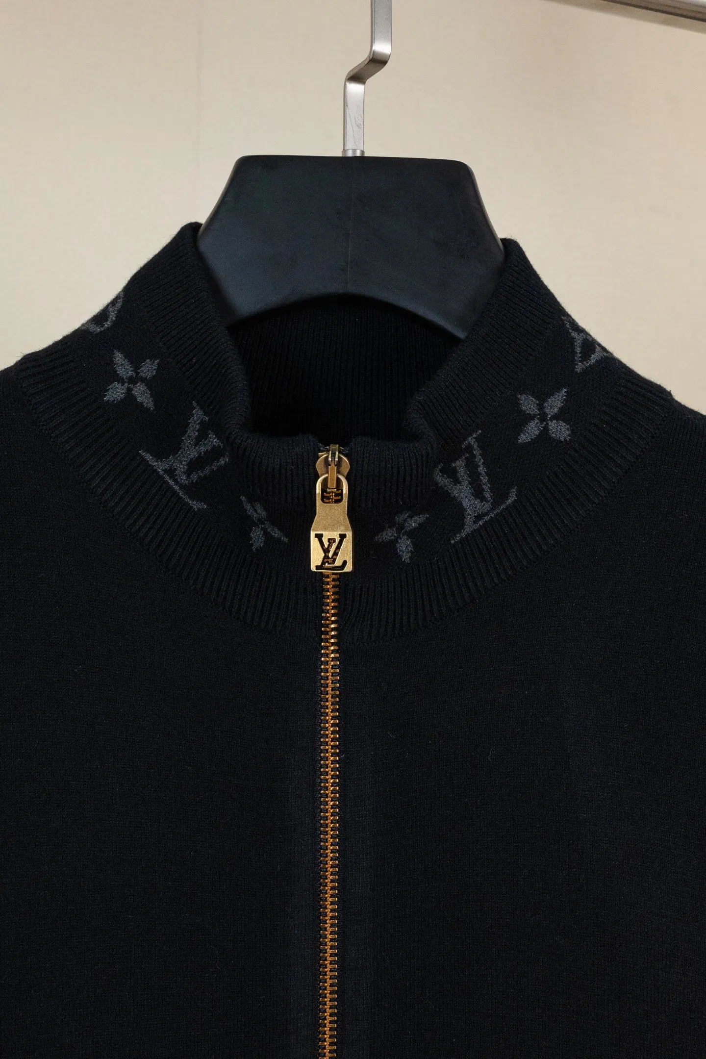 p270 LOUIS VUITTON FW25 双面针织旅行束腰夹克外套 男款 这款绵羊毛混纺束腰夹克兼具舒适与优雅,采用精致的双面针织工艺,内里为柔软的棉质。简约廓形,在衣领和袖口处饰有提花 Monogram 细节,即使叠穿在外套或夹克下也清晰可见。建议搭配同款长裤。 标准版型 双面针织:外层绵羊毛,内层棉 衣领与袖口提花标识 罗纹衣领、袖口与下摆 拉链前襟 拉链口袋