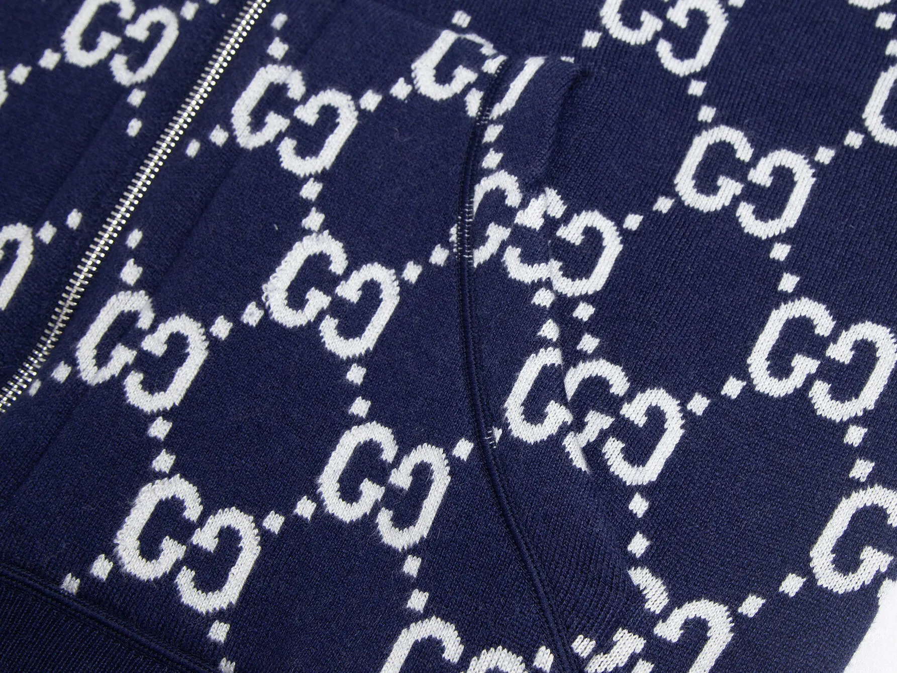 💰285(ZP版本) 双面🉑️穿 -Gucci经典款 双面可穿不同风格👍双C提花羊绒混纺连帽毛衣外套 男女同款 -采用ZP定制定染羊绒毛线98%羊绒成分面料 螺纹同缸定染零色差 全套辅料定制 区别市面通货 欢迎对比 -颜色 灰色 宝蓝色 -码数 S M L XL