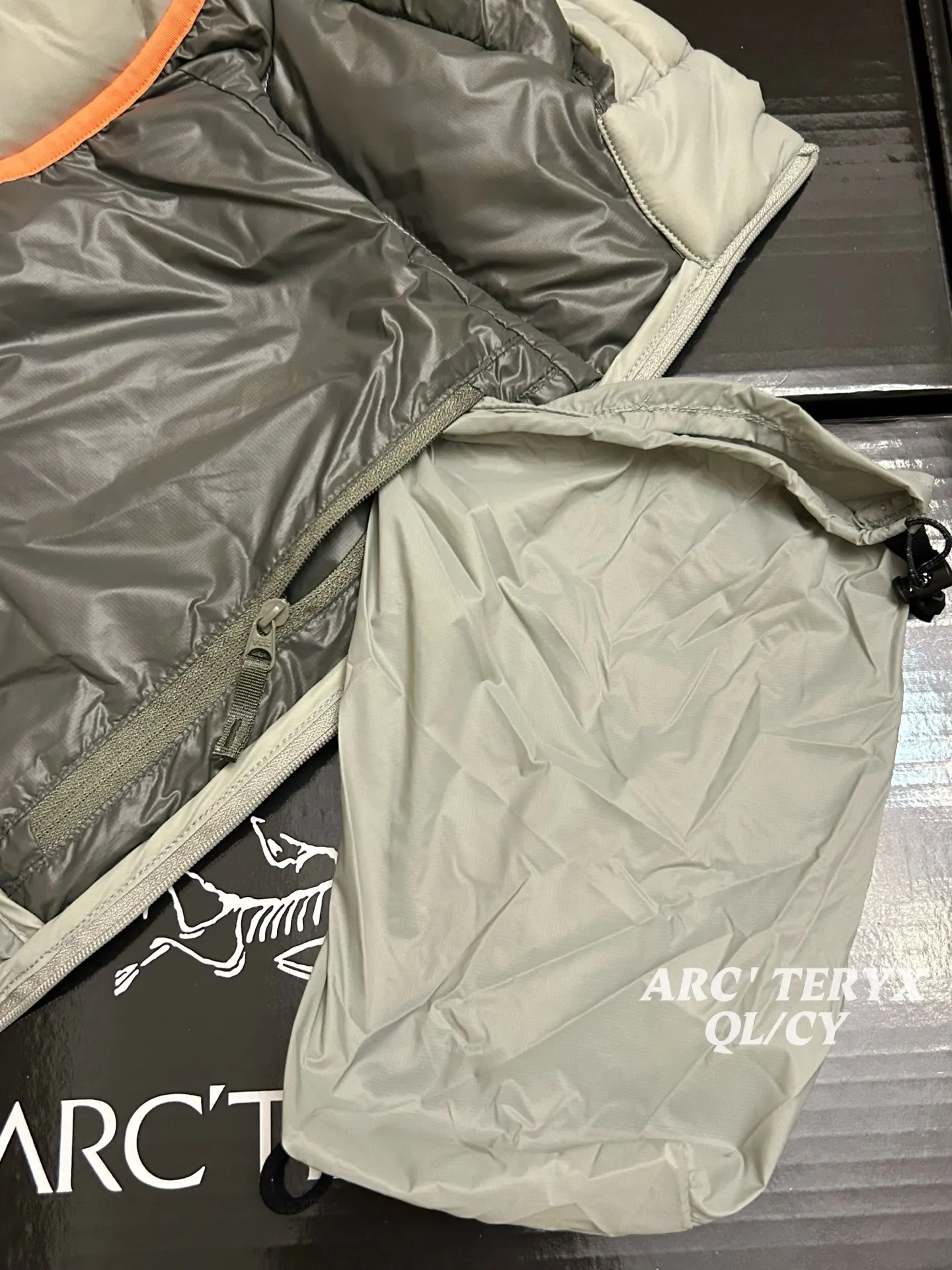 p290款号k61 Arcteryx始祖鸟 Cerium vest 纯色休闲拉链立领鹅绒马甲 整件马甲采用超轻量的面料和填充,可以轻松卷缩成自身的一个口袋中,形成一个非常小的收纳包。 •收纳后体积仅比一个可乐罐稍大,重量极轻(约200-250克,取决于尺码),几乎不占任何背包空间,非常适合作为应急保暖层随身携带 颜色:绿色 藏青 黑色 岩石灰 以太蓝 size:s-xxxl