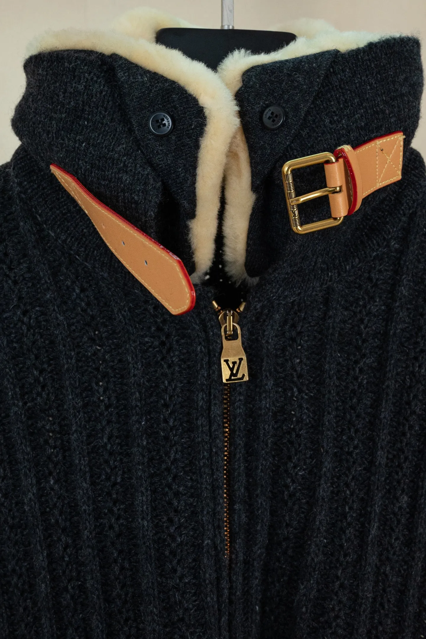 p360 (区别市场通货版本 真羊毛领 1:1复刻五金)LOUIS VUITTON FW26 羊绒羊毛拉链短款束腰夹克外套 男款 这款深色拉链束腰夹克,选用山羊绒与绵羊毛混纺纱线,织就质感疏朗的粗罗纹针织。舒适的羊毛皮衣领之上,配有 VVN 牛皮革搭扣饰带,可将衣领稳妥固定。衣身缀有同款皮革的 Marque L.Vuitton Déposée 贴饰,彰显品牌格调。这款单品精致而不失闲适,是冬季着装的上佳之选。 标准版型 70% 绵羊毛,30% 山羊绒 可拆卸羊毛皮衣领 用于将衣领竖起的 VVN 牛皮革搭扣饰带 拉链前襟 侧袋 背面饰有 VVN 牛皮革标识贴饰