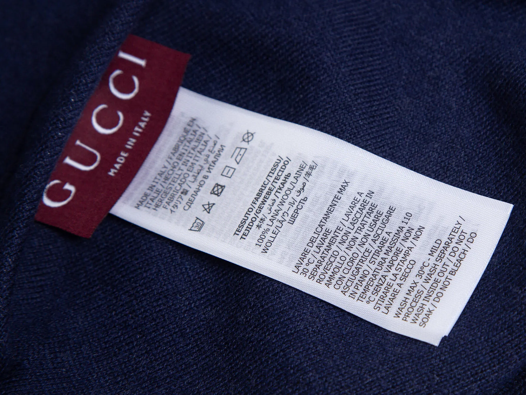 💰285(ZP版本) 双面🉑️穿 -Gucci经典款 双面可穿不同风格👍双C提花羊绒混纺连帽毛衣外套 男女同款 -采用ZP定制定染羊绒毛线98%羊绒成分面料 螺纹同缸定染零色差 全套辅料定制 区别市面通货 欢迎对比 -颜色 灰色 宝蓝色 -码数 S M L XL