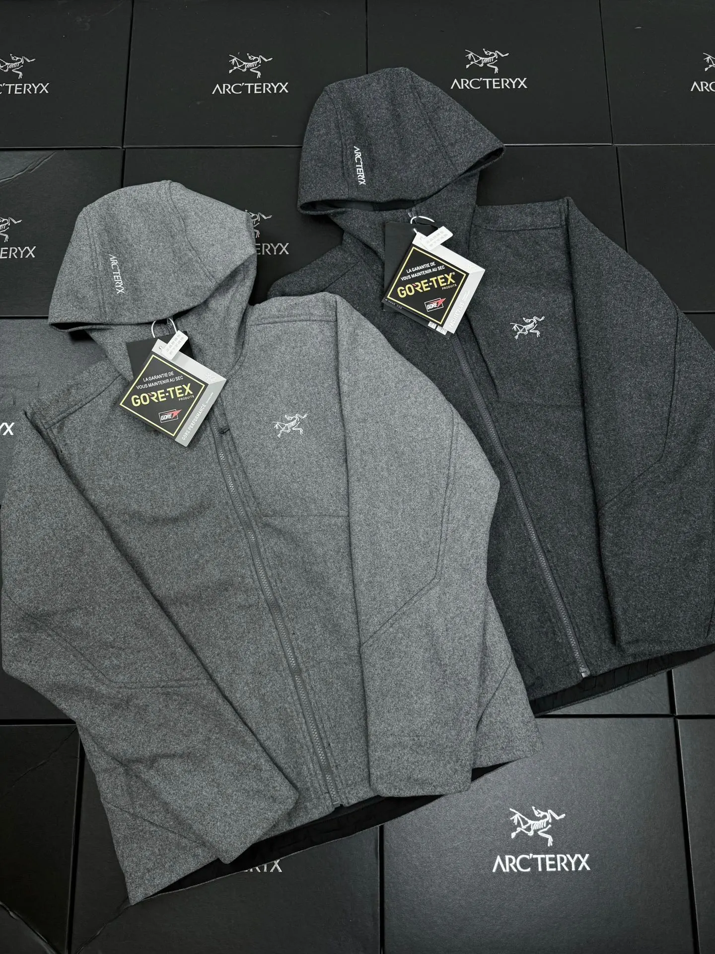 💰P270 款号K26 两色合集图 #ARC'TERYX# 始祖鸟Sawyer Wool Hoody刺绣小标识羊毛外套软壳夹克连帽防风冲锋衣 #这款SAWYER WOOL 夹克采用轻薄耐磨的羊毛软壳面料 羊毛涤纶双织布经 DWR(持久防水)处理 耐磨 轻薄 中度保暖 防风挡雨 面料防风而透气 感觉舒适 具有弹性纤维的双向弹性 轻薄而耐磨 其面料防风挡雨 富有质感的底面保暖舒适 在各种天气活动和活动强度中能吸湿排汗 立体修身剪裁 增加高强度活动的透气性灵活性 高性能 轻量而耐倍加舒适 无闷热感 透气性超强 高度复刻 绝对是一款不可多得的好软壳衣 各处针脚加固了好几股 每一处都是整齐紧密 追求高端与奢华的风范 手感极佳 上身舒服又透气 版型不挑人 无论是从成衣的设计 还是面料都是高端户外男士的手选 年轻人可以穿出 时尚 青春的感觉 而中年人却可以穿出来成熟稳重!是一款横跨所有年龄的经典款百搭神衣!这个款是长青款 基本款 不挑人 运动达人必备 强烈建议入手 还原专柜 全身压胶顶级版本!自行区别市面低版本! 颜色/Colour:黑灰色 灰白色 尺码/Size:M/L/XL/2XL/3XL/4XL