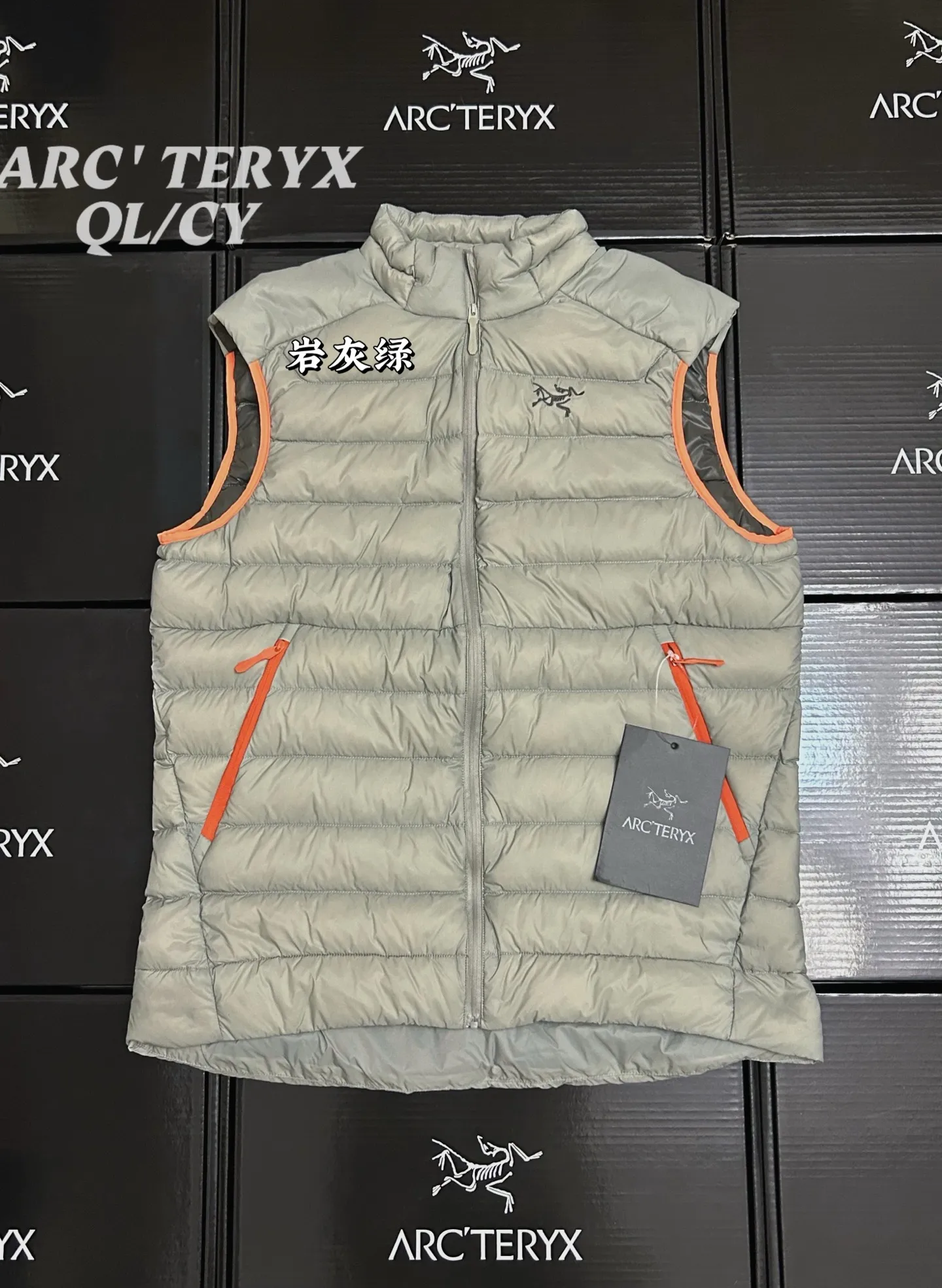 p290款号k61 Arcteryx始祖鸟 Cerium vest 纯色休闲拉链立领鹅绒马甲 整件马甲采用超轻量的面料和填充,可以轻松卷缩成自身的一个口袋中,形成一个非常小的收纳包。 •收纳后体积仅比一个可乐罐稍大,重量极轻(约200-250克,取决于尺码),几乎不占任何背包空间,非常适合作为应急保暖层随身携带 颜色:绿色 藏青 黑色 岩石灰 以太蓝 size:s-xxxl