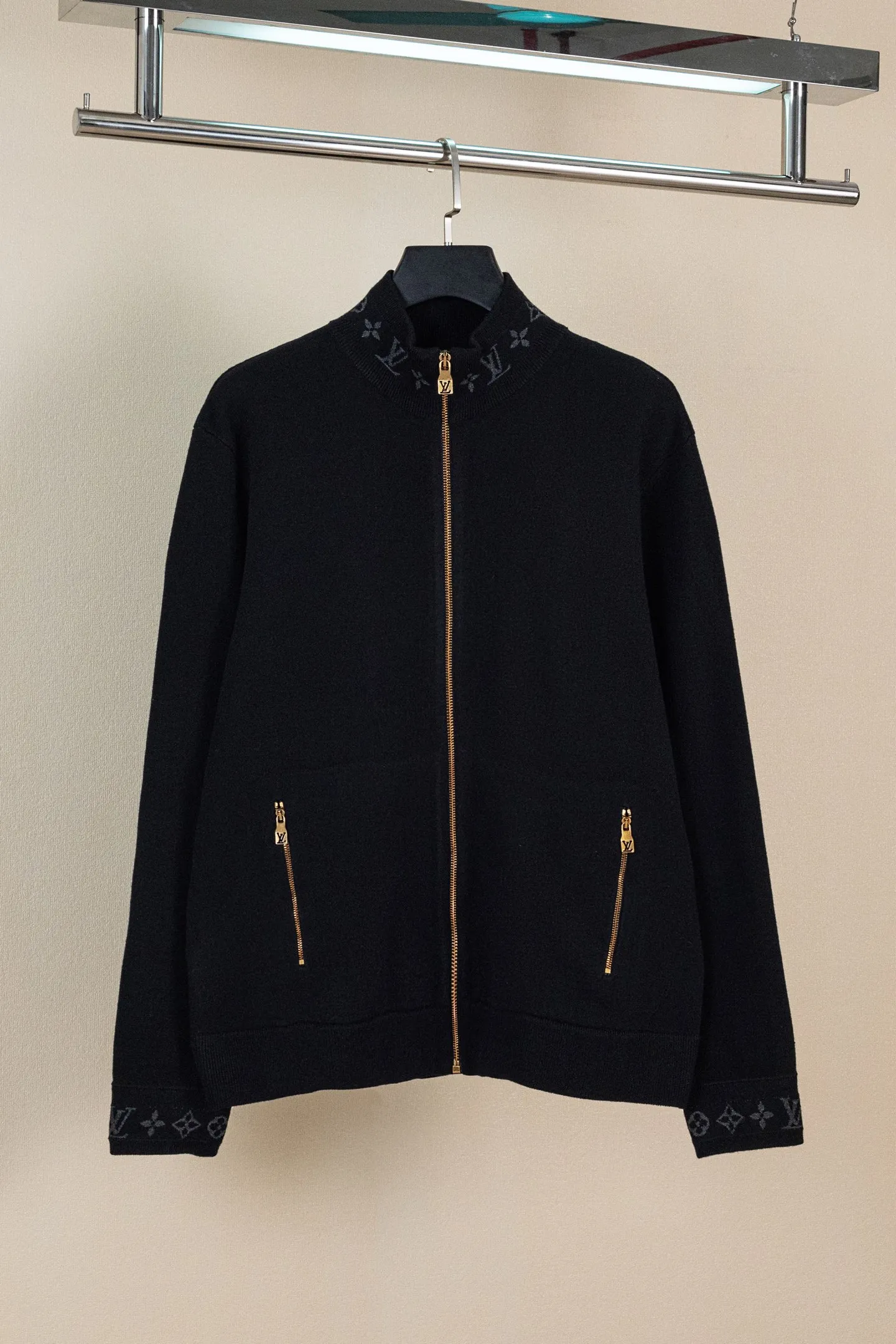 p270 LOUIS VUITTON FW25 双面针织旅行束腰夹克外套 男款 这款绵羊毛混纺束腰夹克兼具舒适与优雅，采用精致的双面针织工艺，内里为柔软的棉质。简约廓形，在衣领和袖口处饰有提花 Monogram 细节，即使叠穿在外套或夹克下也清晰可见。建议搭配同款长裤。 标准版型 双面针织：外层绵羊毛，内层棉 衣领与袖口提花标识 罗纹衣领、袖口与下摆 拉链前襟 拉链口袋