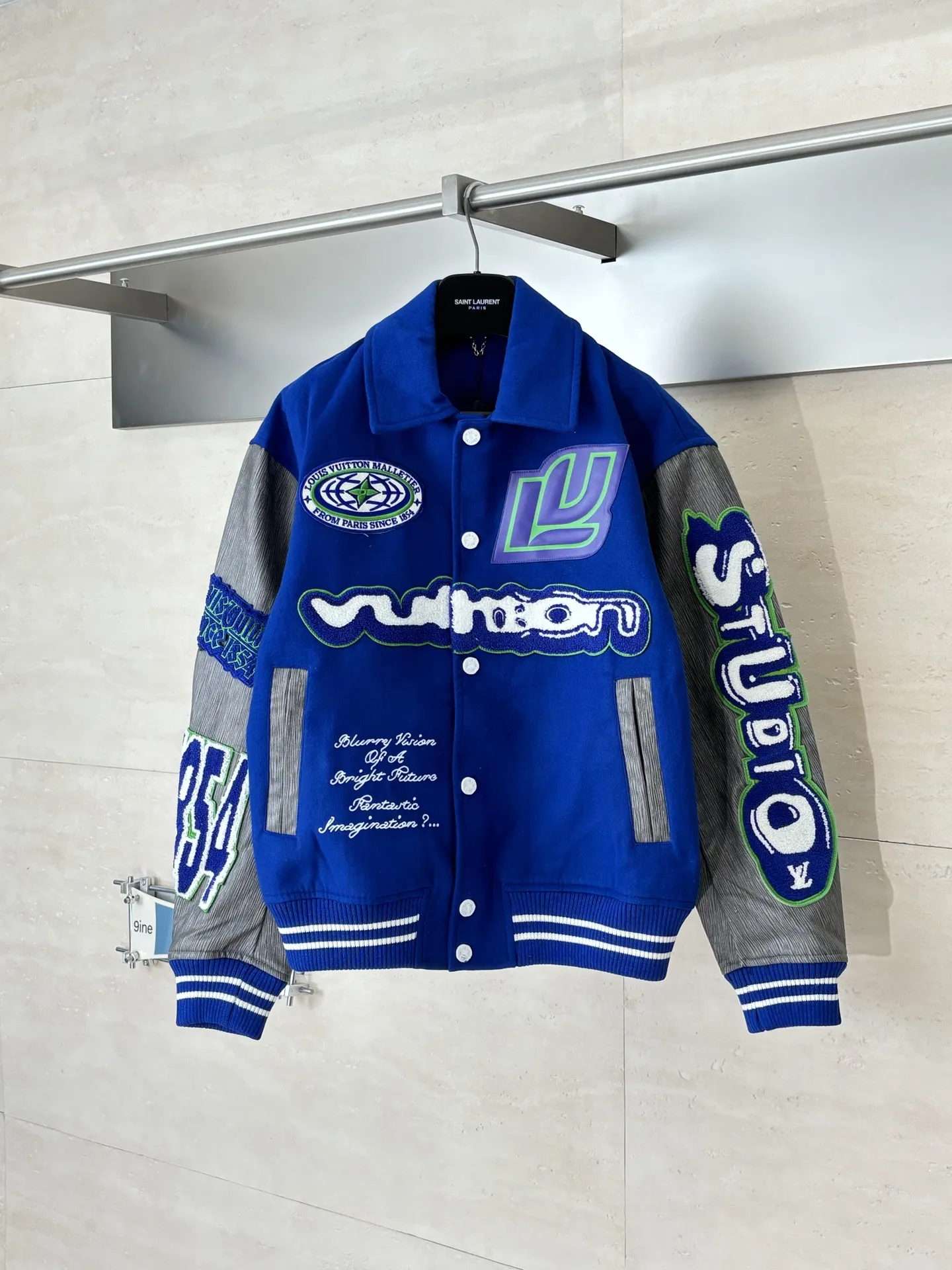 P410 1V/路易 FW23 毛巾绣花棒球服外套 面料成分有65%的羊毛,15%天然丝,10%的氨纶,10%绒混合定织而成,总的克重有900多克,还有最为关键的是色牢度,牢固不会褪色,袖子用的进口粒面皮质,加工定型,上色,水洗,纹路保留了原有的颗粒结构,厚实饱满圆润,刺绣使用进口毛巾绣机器,先把每个图案绣在毛毡上,在用红外线激光雕刻出来,再有缝纫机进行固定,这件衣服有多处贴标,一处平绣,后身的大图案是直接绣在上面的,这款衣服有4种不同工艺的绣花,螺纹采用全棉纱线定染定织而成,粗纱横机编织而成,不起球,棉质亲肤,立体感十足,定制辅料三标,洗涤建议首选干洗,次选手洗或者轻柔机洗,机洗请单独单件套洗衣袋轻柔机洗,不能烘干和热水洗涤,不能长时间浸泡暴晒,正确的洗涤方式可使衣服使用寿命延长 Size:S/M/L/XL