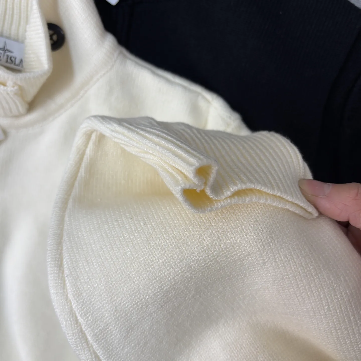 💰170 Stone Island 石头岛针织纽扣开衫毛衣外套 · 强烈推荐大家要入的一件!!!! 清新温柔的风格很养眼,慵懒时髦,刺绣立体饱满,袖口与下摆拼色点缀, 无疑它是非常别致的那一款。 微阔身,松量舒适也能巧妙藏肉,下摆微微收拢, 彰显都市的小精致优雅,版型时尚又不会过于宽松, 所以适度宽松很重要,版型很显瘦显高藏肉! · 定制对色定染羊毛混纺棉纱线,高克重高密度超高品质,毛料柔软细腻亲肤,触感软糯丝滑! ·纽扣门襟内➕拉链开合设计~定制五金+原版品牌logo亮面纽扣 全衣9粒主纽扣质感超绝! ·侧边经典石头到十字绣花章;可穿脱带取。对标原版 非常方便。 颜色:黑色 灰色 米白 尺码:M~2XL M : 衣长68 胸围110 袖长57 L : 衣长70 胸围116 袖长58 XL: 衣长72 胸围120 袖长59 2XL:衣长74 胸围124 袖长60