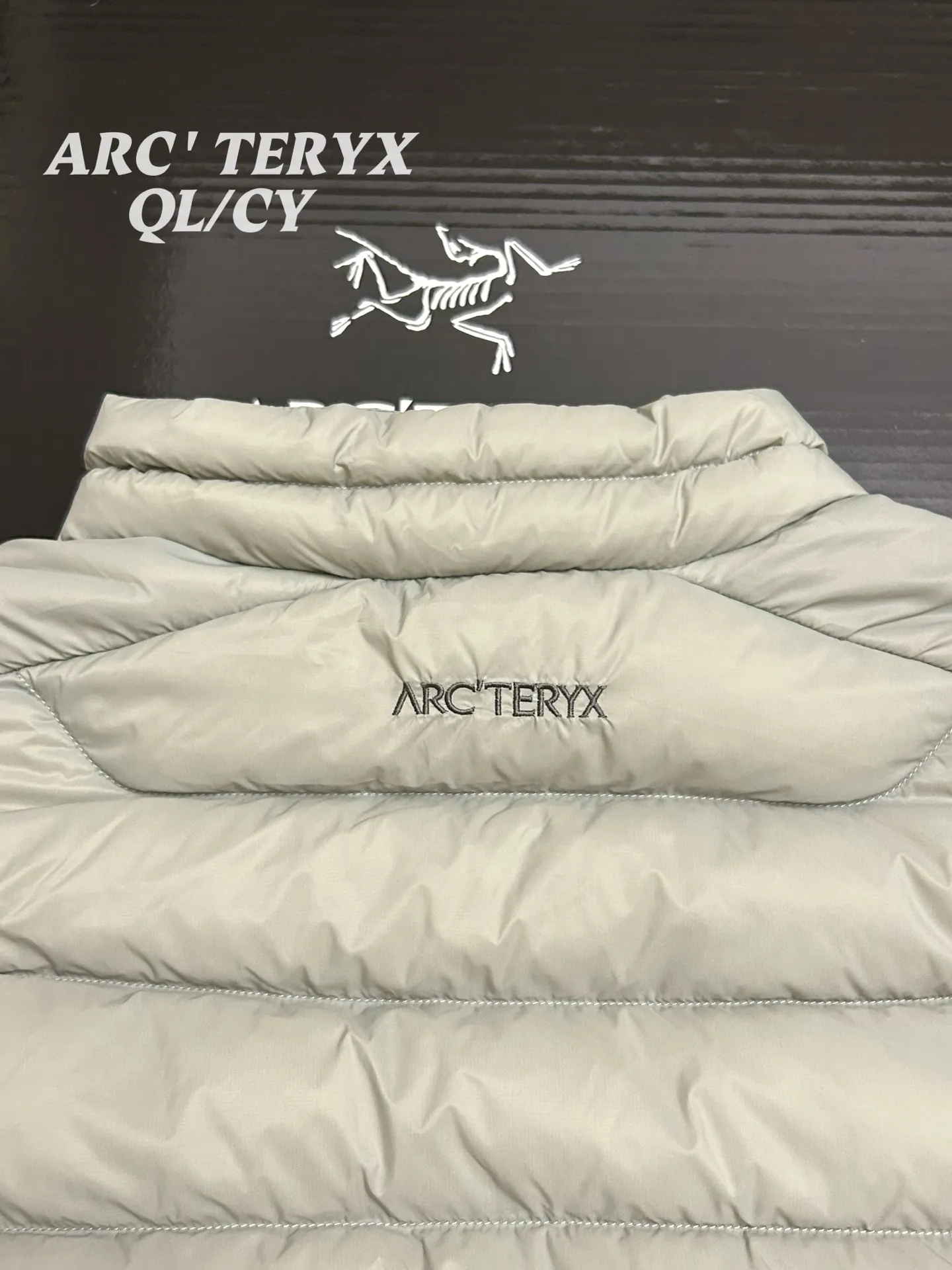 p290款号k61 Arcteryx始祖鸟 Cerium vest 纯色休闲拉链立领鹅绒马甲 整件马甲采用超轻量的面料和填充,可以轻松卷缩成自身的一个口袋中,形成一个非常小的收纳包。 •收纳后体积仅比一个可乐罐稍大,重量极轻(约200-250克,取决于尺码),几乎不占任何背包空间,非常适合作为应急保暖层随身携带 颜色:绿色 藏青 黑色 岩石灰 以太蓝 size:s-xxxl