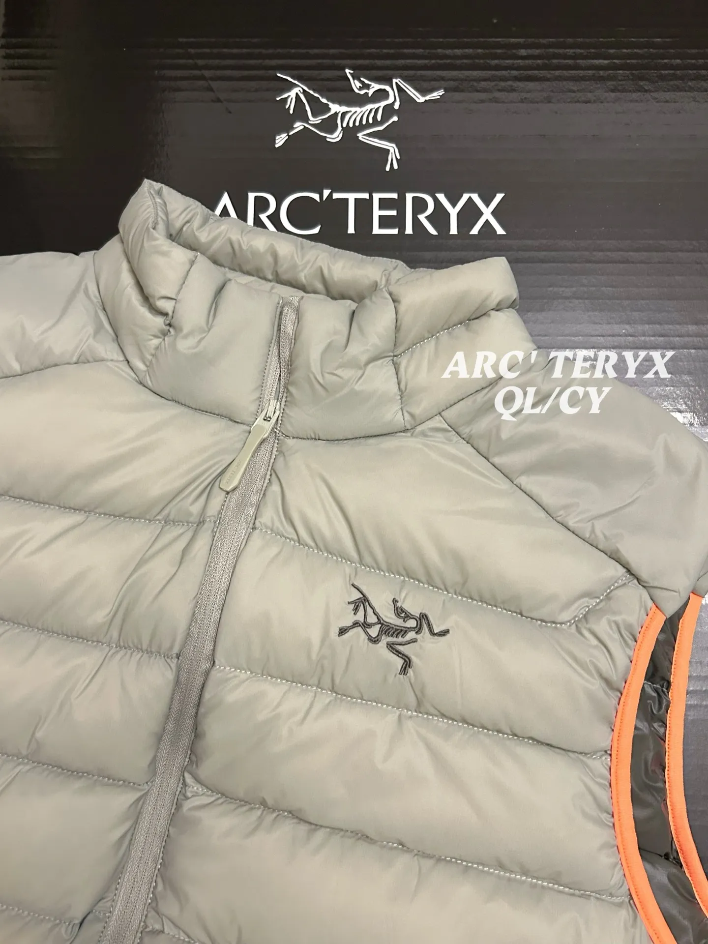 p290款号k61 Arcteryx始祖鸟 Cerium vest 纯色休闲拉链立领鹅绒马甲 整件马甲采用超轻量的面料和填充,可以轻松卷缩成自身的一个口袋中,形成一个非常小的收纳包。 •收纳后体积仅比一个可乐罐稍大,重量极轻(约200-250克,取决于尺码),几乎不占任何背包空间,非常适合作为应急保暖层随身携带 颜色:绿色 藏青 黑色 岩石灰 以太蓝 size:s-xxxl