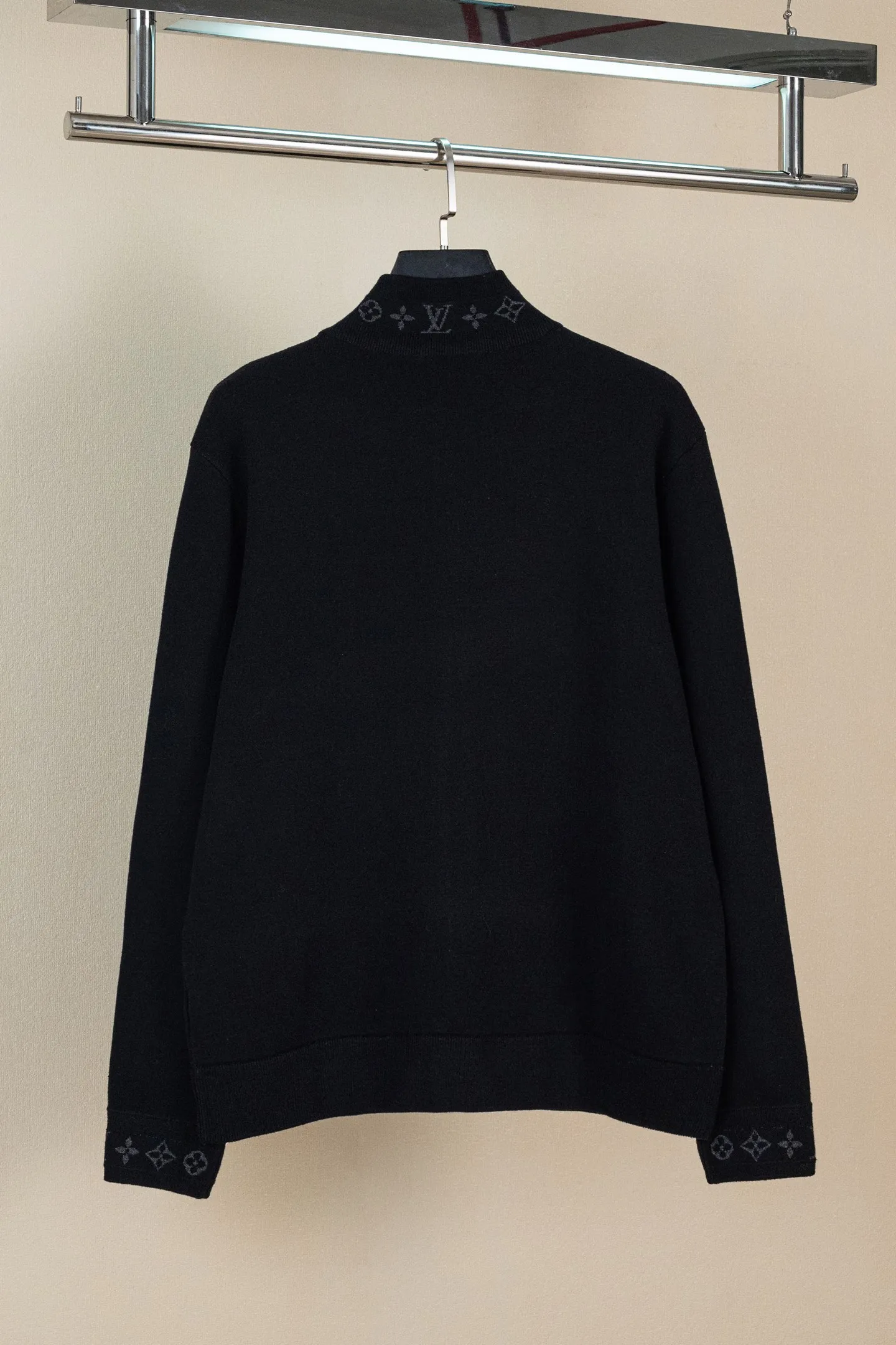 p270 LOUIS VUITTON FW25 双面针织旅行束腰夹克外套 男款 这款绵羊毛混纺束腰夹克兼具舒适与优雅,采用精致的双面针织工艺,内里为柔软的棉质。简约廓形,在衣领和袖口处饰有提花 Monogram 细节,即使叠穿在外套或夹克下也清晰可见。建议搭配同款长裤。 标准版型 双面针织:外层绵羊毛,内层棉 衣领与袖口提花标识 罗纹衣领、袖口与下摆 拉链前襟 拉链口袋