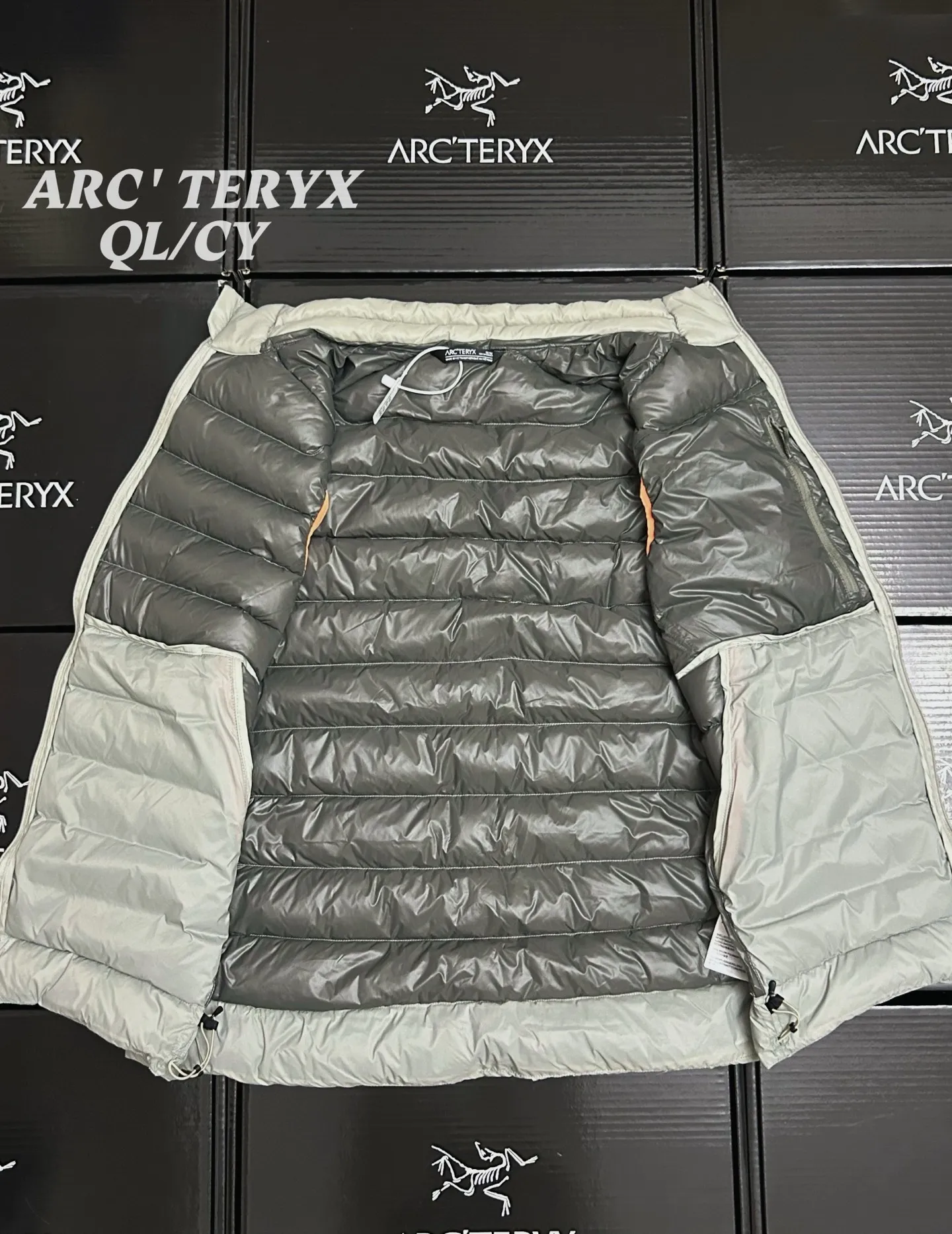 p290款号k61 Arcteryx始祖鸟 Cerium vest 纯色休闲拉链立领鹅绒马甲 整件马甲采用超轻量的面料和填充，可以轻松卷缩成自身的一个口袋中，形成一个非常小的收纳包。 &bull;收纳后体积仅比一个可乐罐稍大，重量极轻（约200-250克，取决于尺码），几乎不占任何背包空间，非常适合作为应急保暖层随身携带 颜色：绿色 藏青 黑色 岩石灰 以太蓝 size：s-xxxl